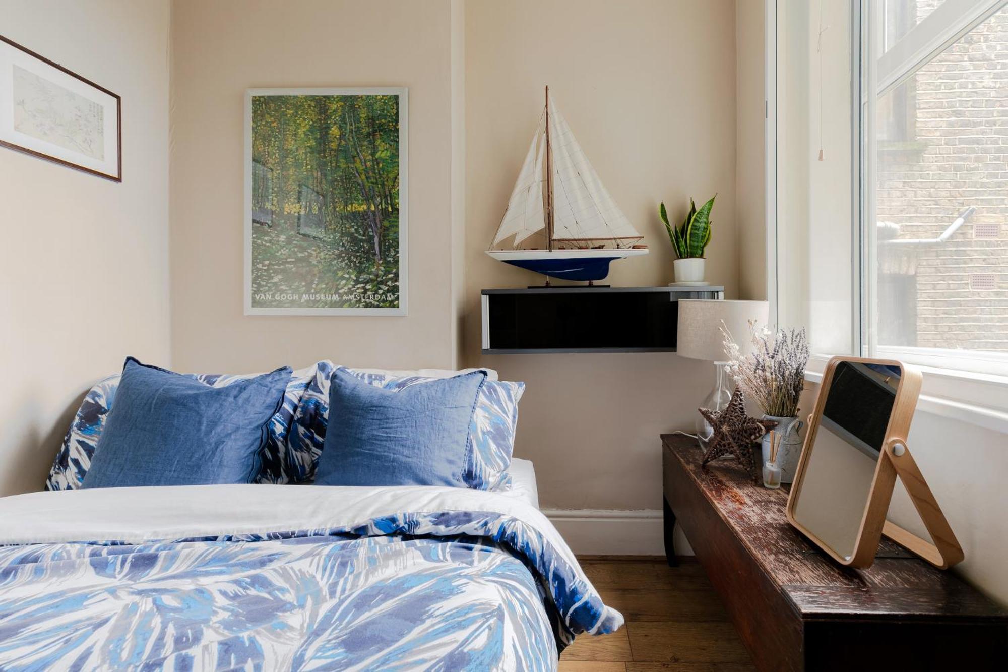 Artistic Pied-a-terre, Steps From The Tube, Moments From London's Heart