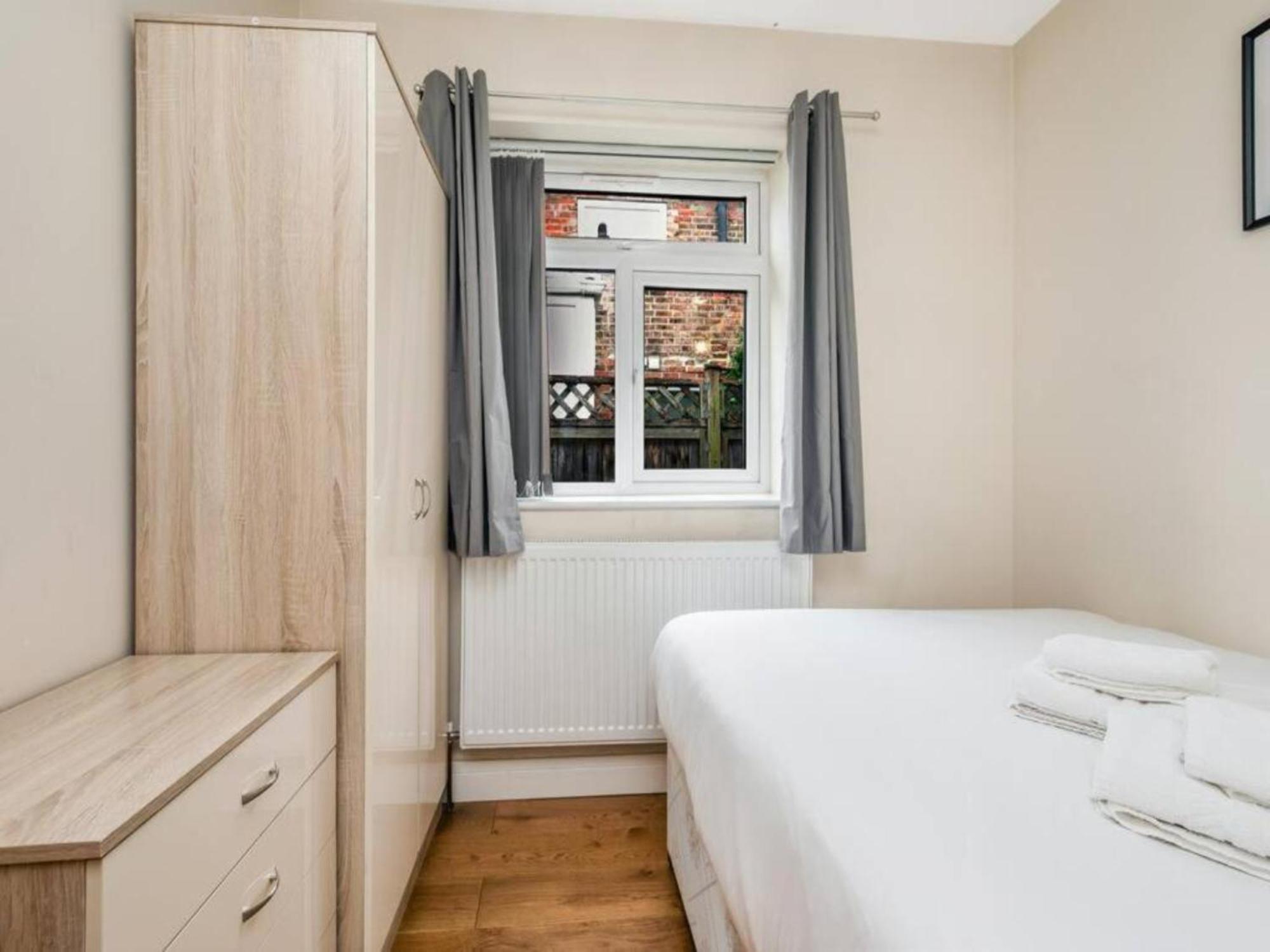 Pass The Keys Ealing Queen Of The Suburbs 2bd Londres