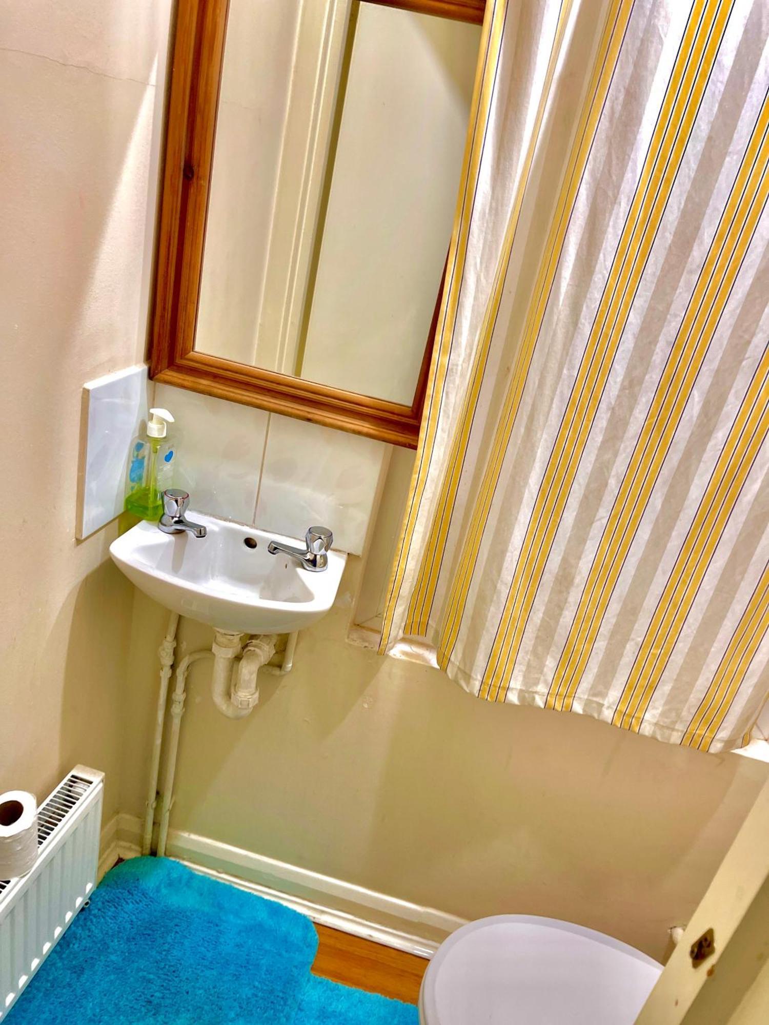 Accommodatie bij particulieren Comfy Double Bedroom With A Private Toilet *
