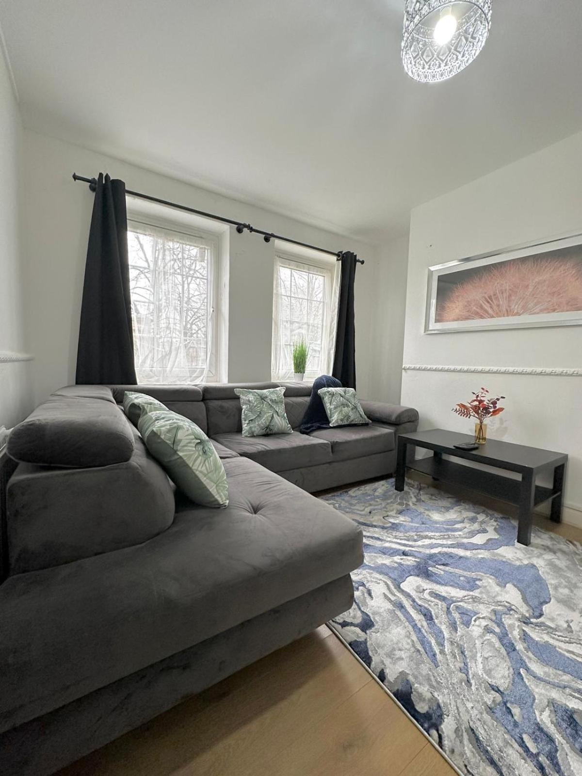 Modern 2 Bedroom Flat, 2 Minutes Walk To Bethnalgreen Station Londen