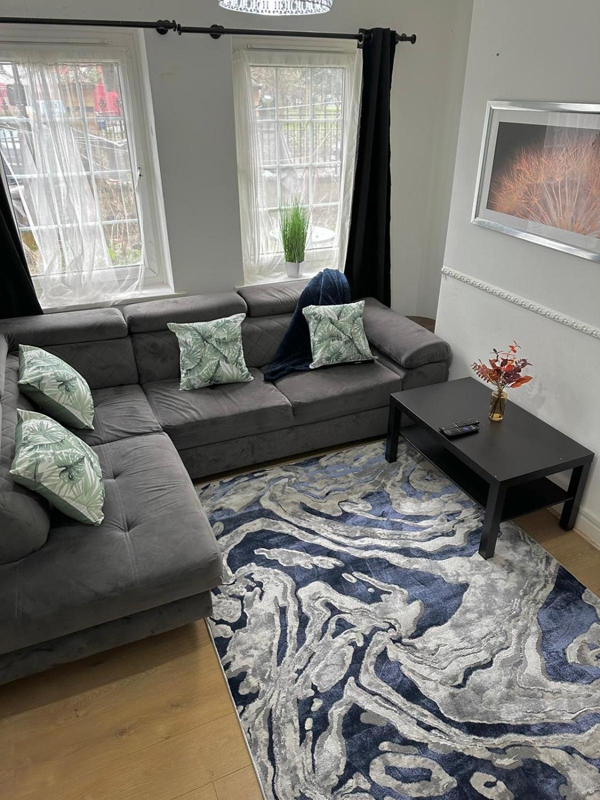 Modern 2 Bedroom Flat, 2 Minutes Walk To Bethnalgreen Station * Londen