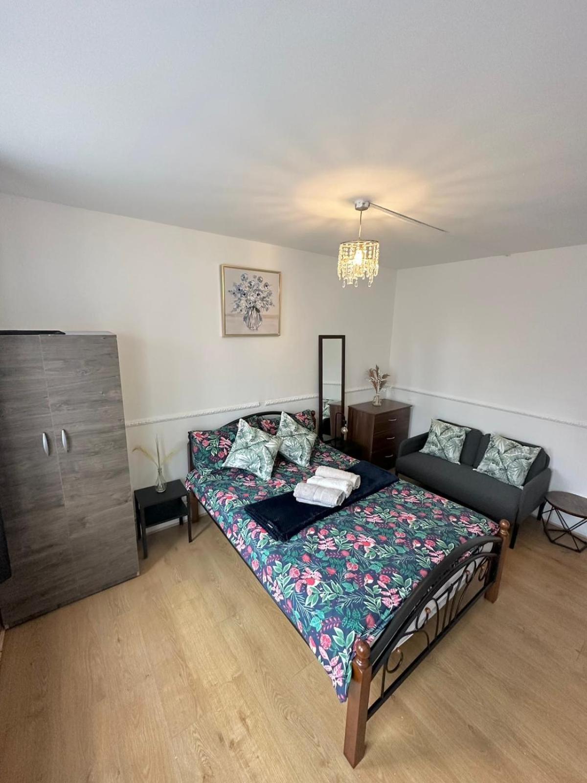 Modern 2 Bedroom Flat, 2 Minutes Walk To Bethnalgreen Station * Londen