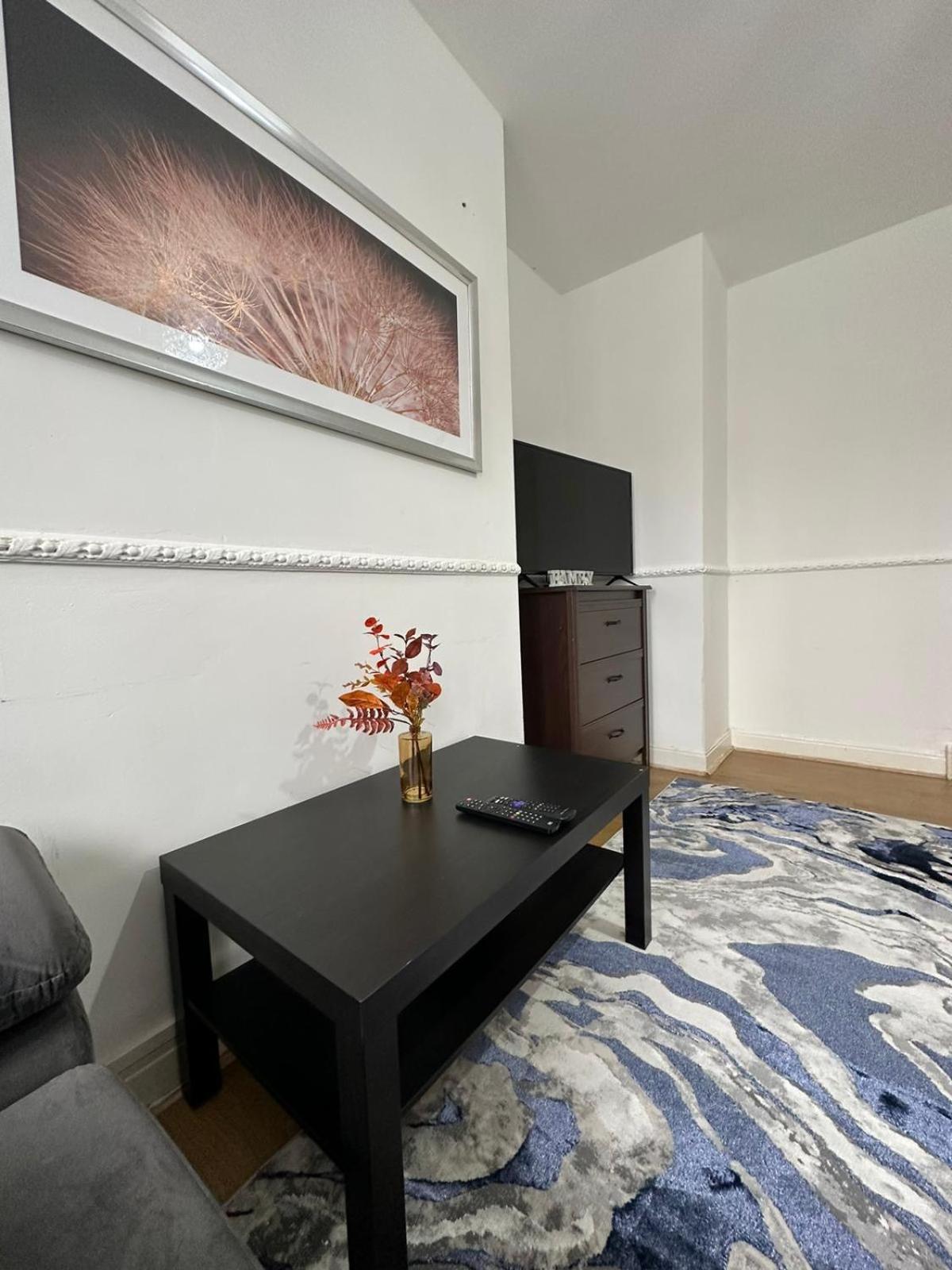 Modern 2 Bedroom Flat, 2 Minutes Walk To Bethnalgreen Station Appartement Londen