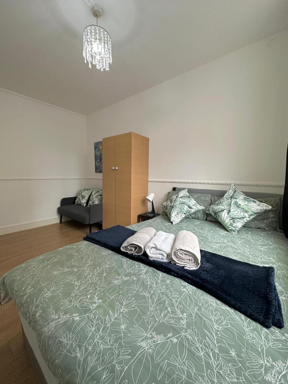 Modern 2 Bedroom Flat, 2 Minutes Walk To Bethnalgreen Station Londen