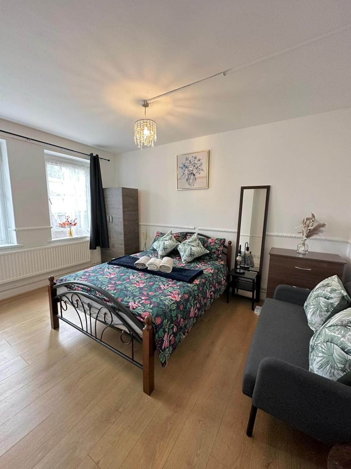 Modern 2 Bedroom Flat, 2 Minutes Walk To Bethnalgreen Station Appartement Londen