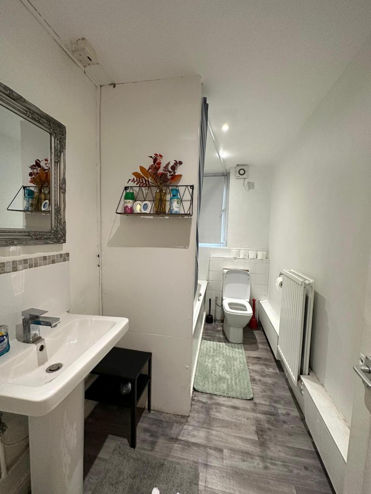 Modern 2 Bedroom Flat, 2 Minutes Walk To Bethnalgreen Station Appartement Londen