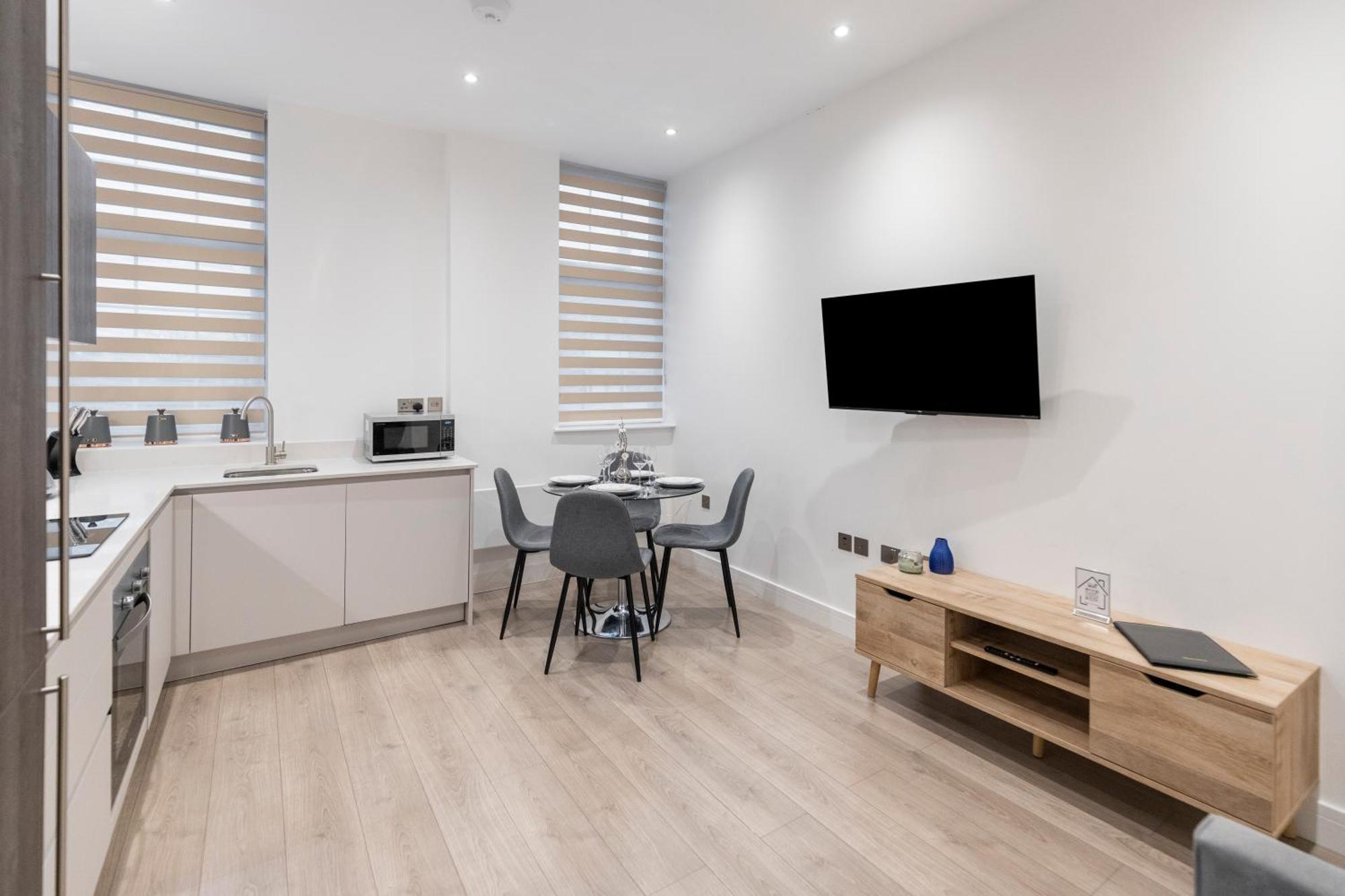 Apartment Welcoming And Spacious Apartment- Excellent Location