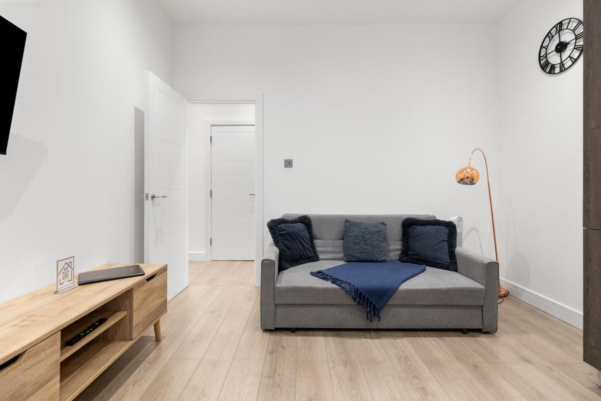 Apartment Welcoming And Spacious Apartment- Excellent Location *
