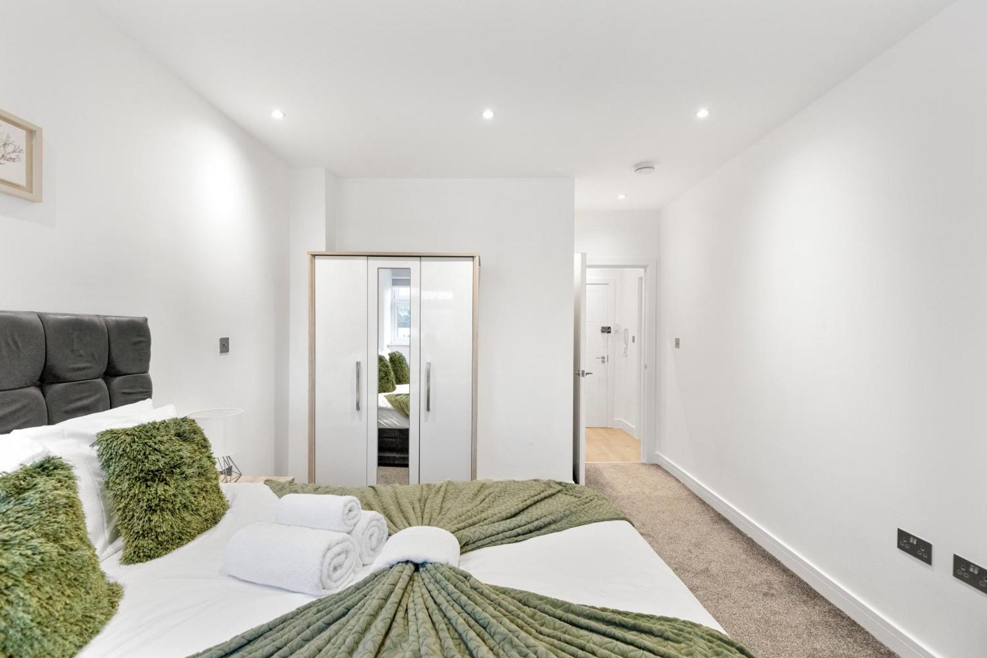 Bright And Spacious - Excellent Location *