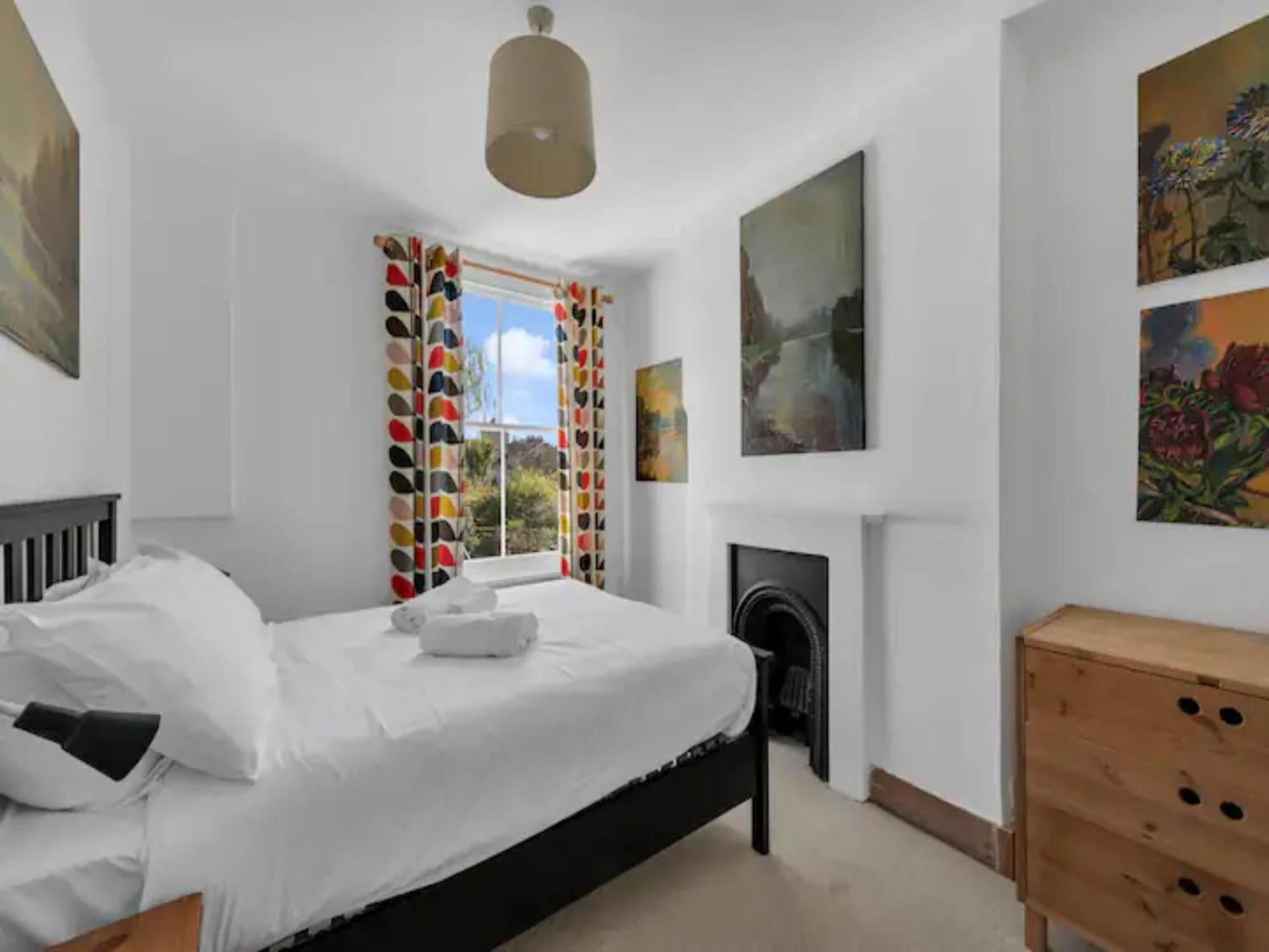 Pass The Keys Charming Victorian 2 Bed House With Artistic Flair In Acton Ideal For Families And Groups Excellent Transport Links * London