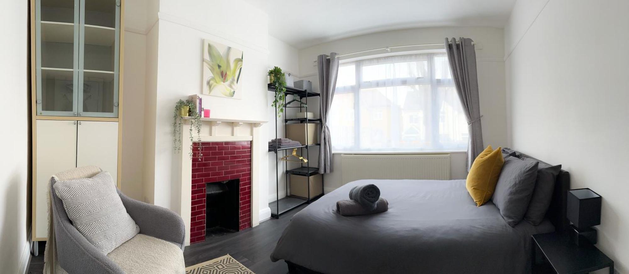 Modern Four Bedroom Semi-detached House With Off Street Parking 8 Min Drive To Wembley Stadium, 5 Miles To Vakantiehuis Londen