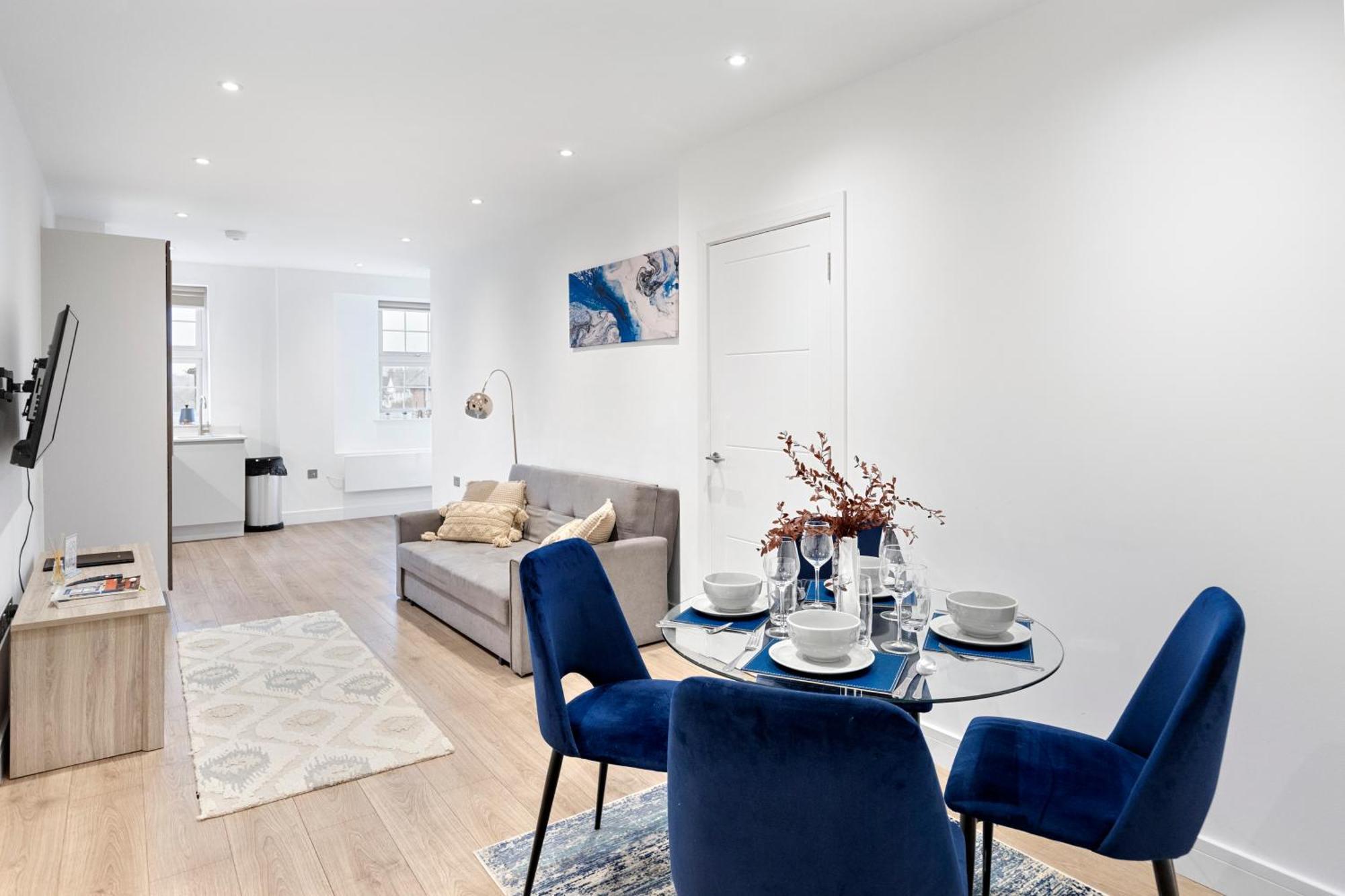 Bright And Spacious - Excellent Location *