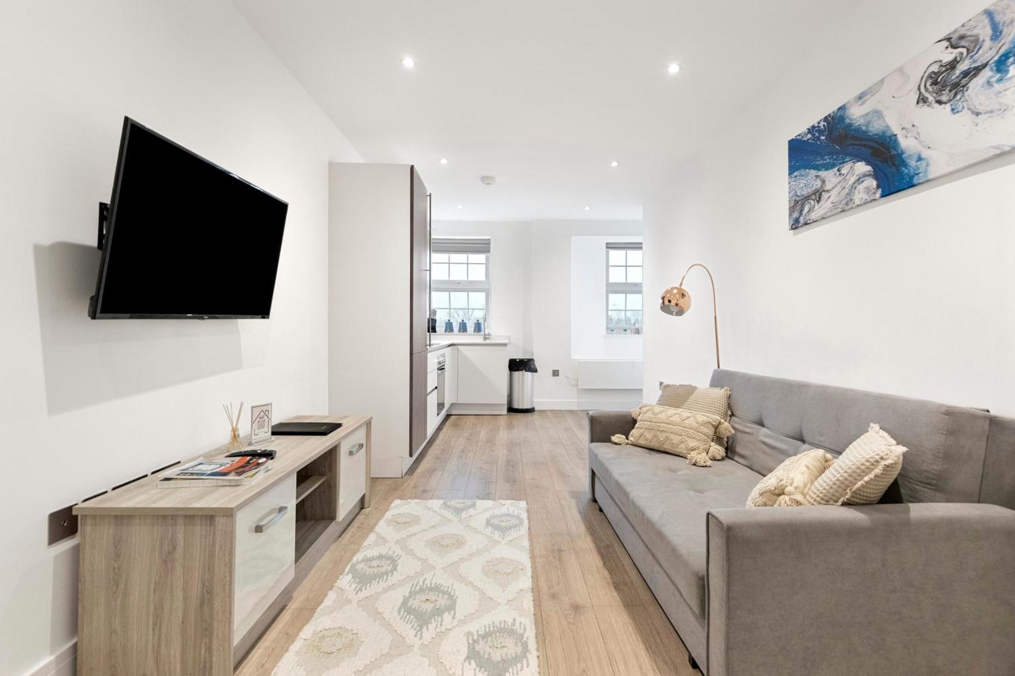 Bright And Spacious - Excellent Location Apartment *