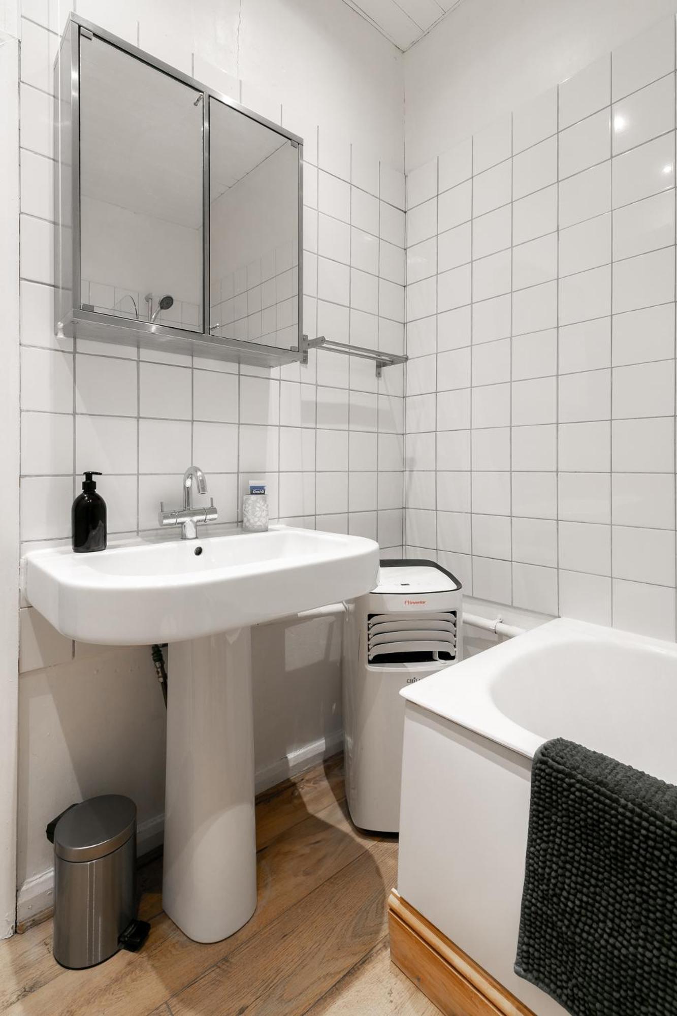 Artistic Pied-a-terre, Steps From The Tube, Moments From London's Heart
