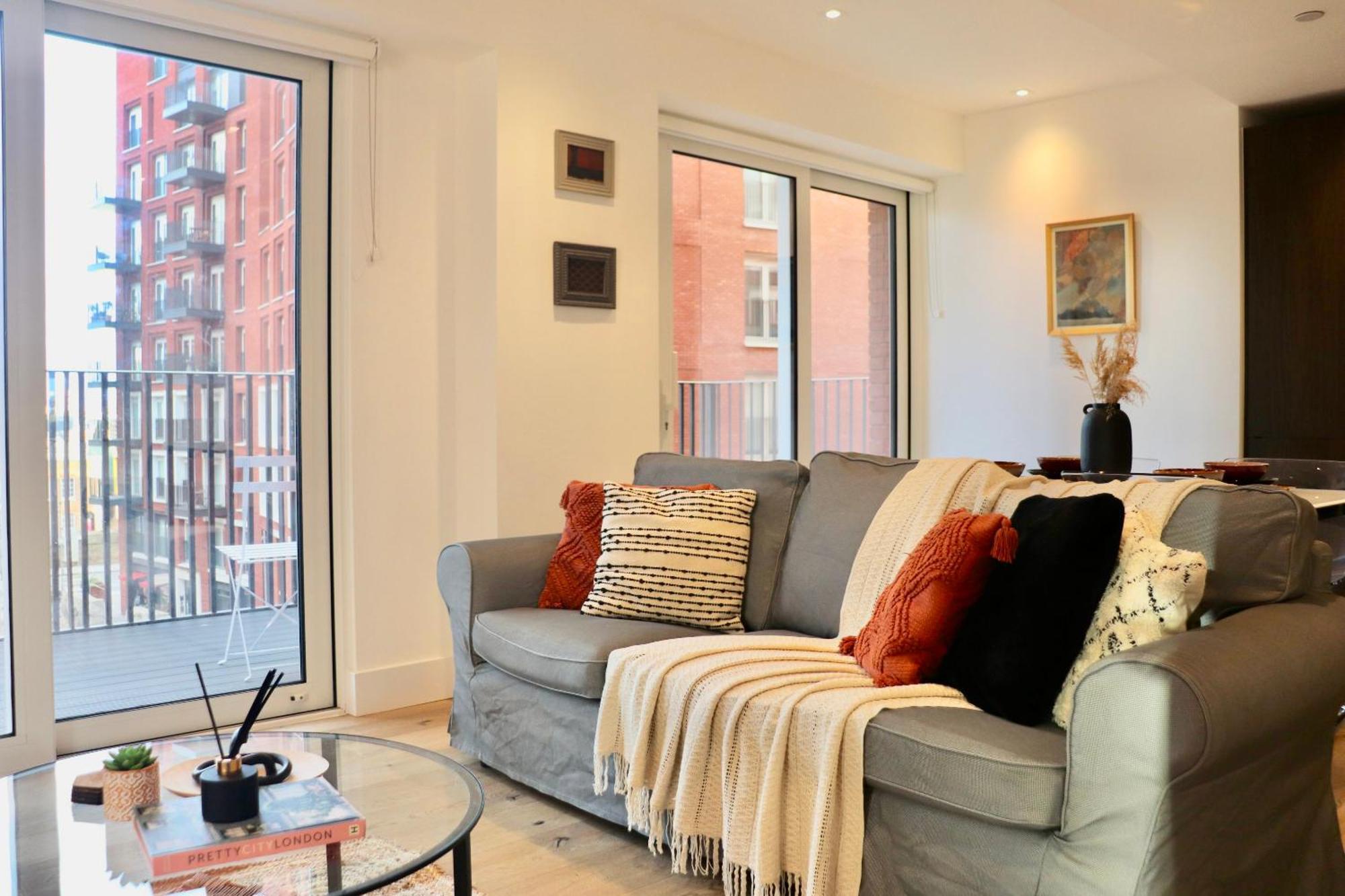 Luxury 2 Bed Vauxhall, Balcony, Sleeps 4, - Open For Business Stays, Long Stays, Families Relocating London