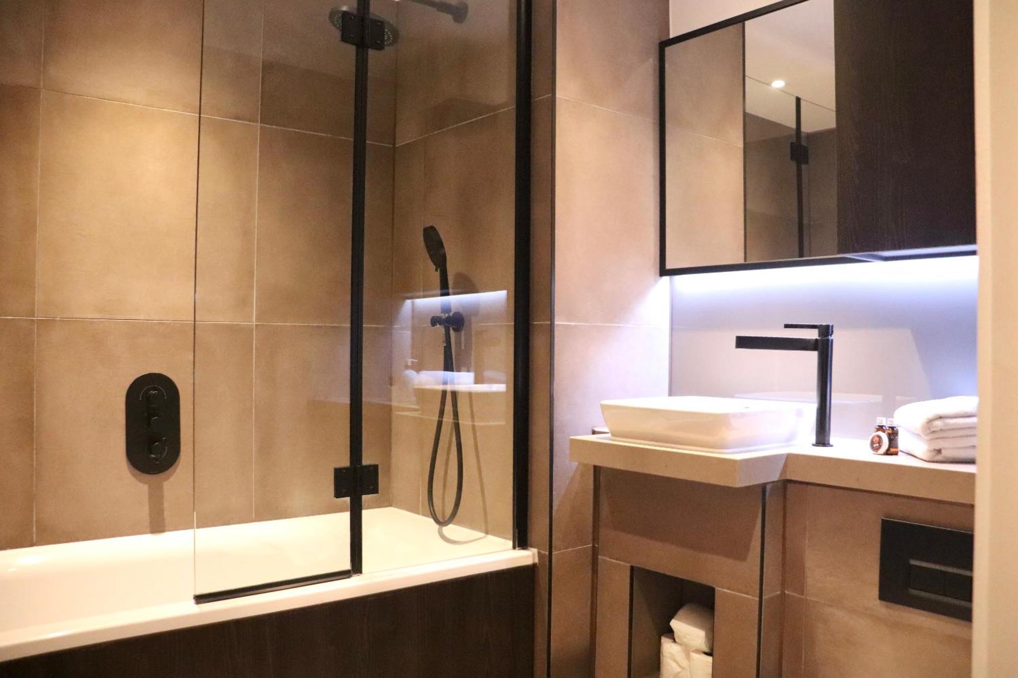Apartment Luxury 2 Bed Vauxhall, Balcony, Sleeps 4, - Open For Business Stays, Long Stays, Families Relocating *