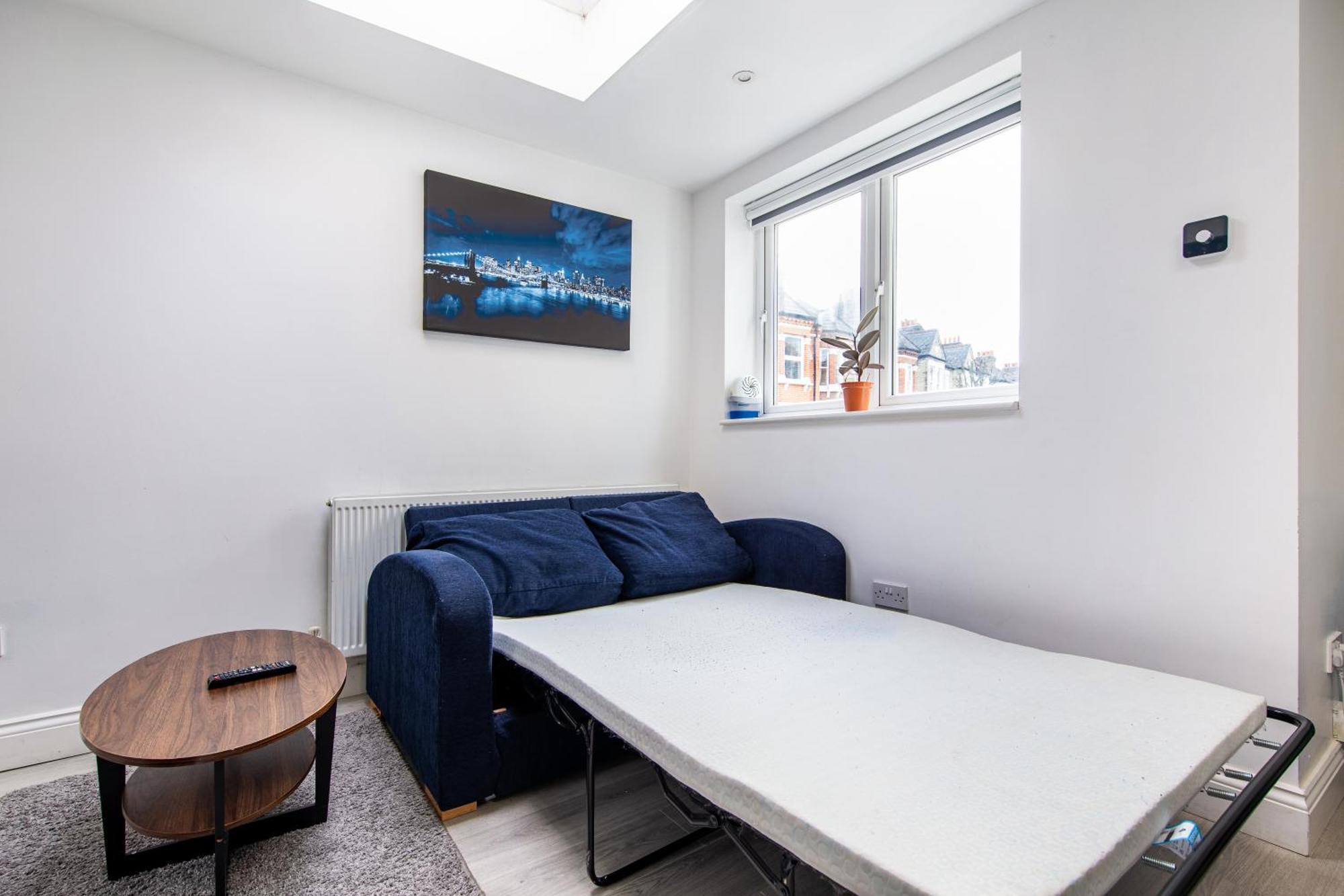 Cosy 1 Bed With Free Parking Close To Underground Station Zone 2 For Quick Access To Up To 5 Guests Apartment London
