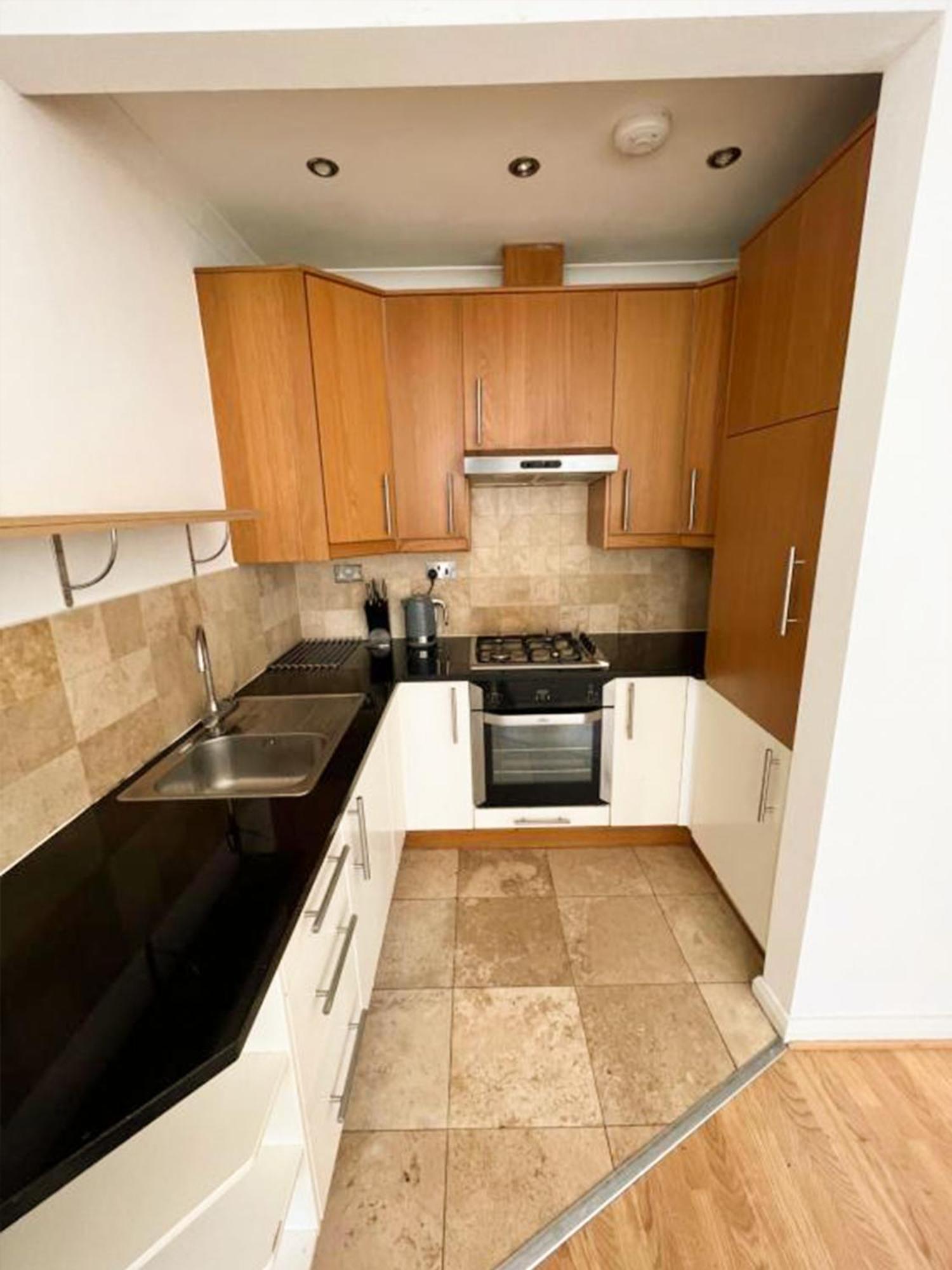Two Bed Minutes From Hammersmith Londen