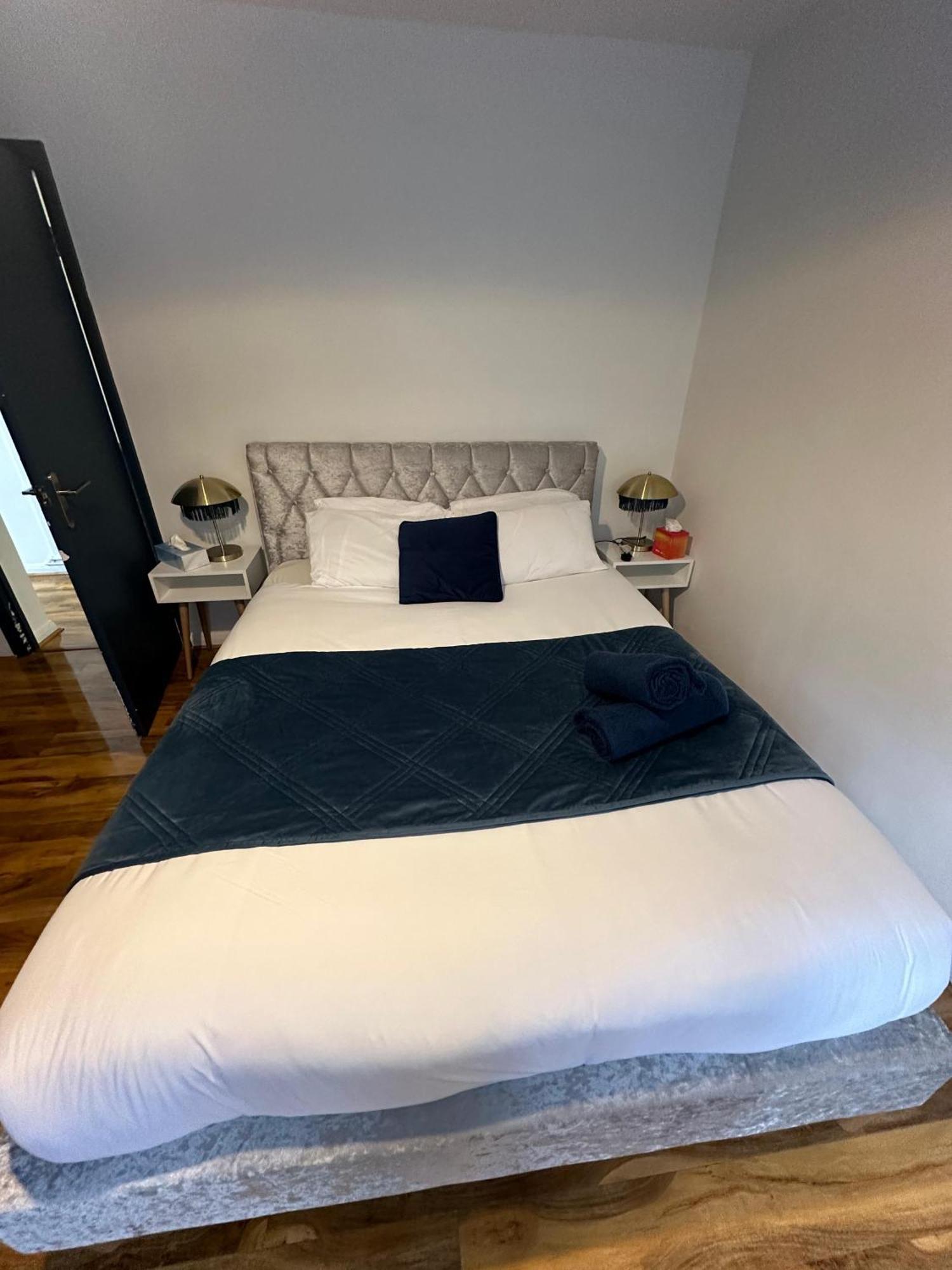 Elegant 2 Bedroom Flat In Chiswick Near Tube Stations Appartement Londen