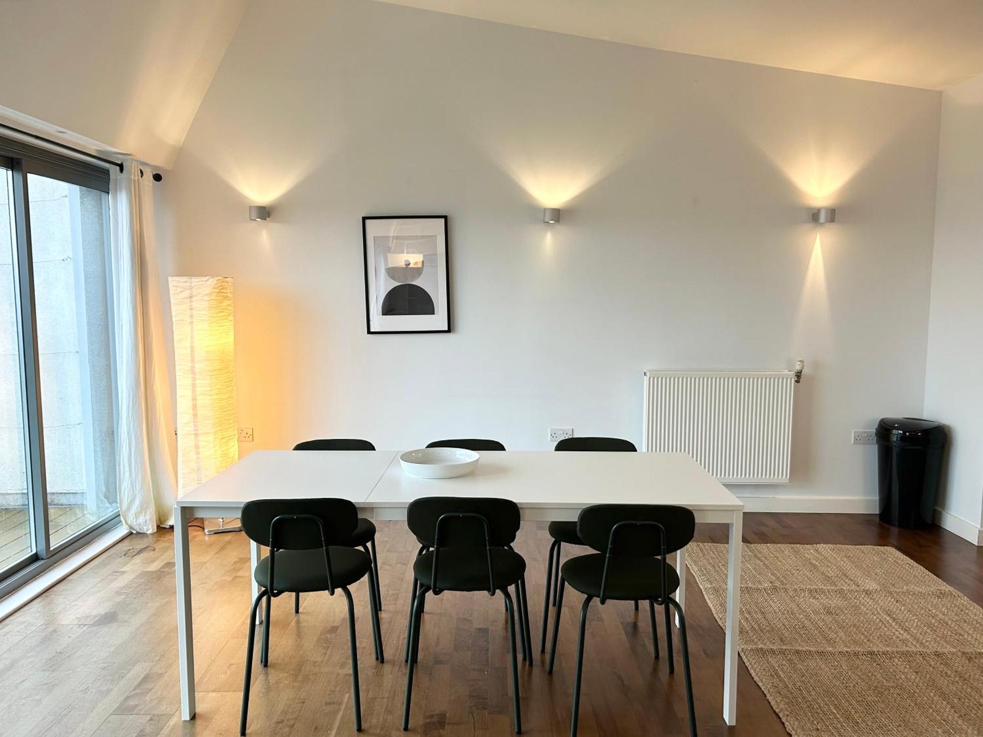 Apartment In Style: Modern 2-bed In Trendy Area London