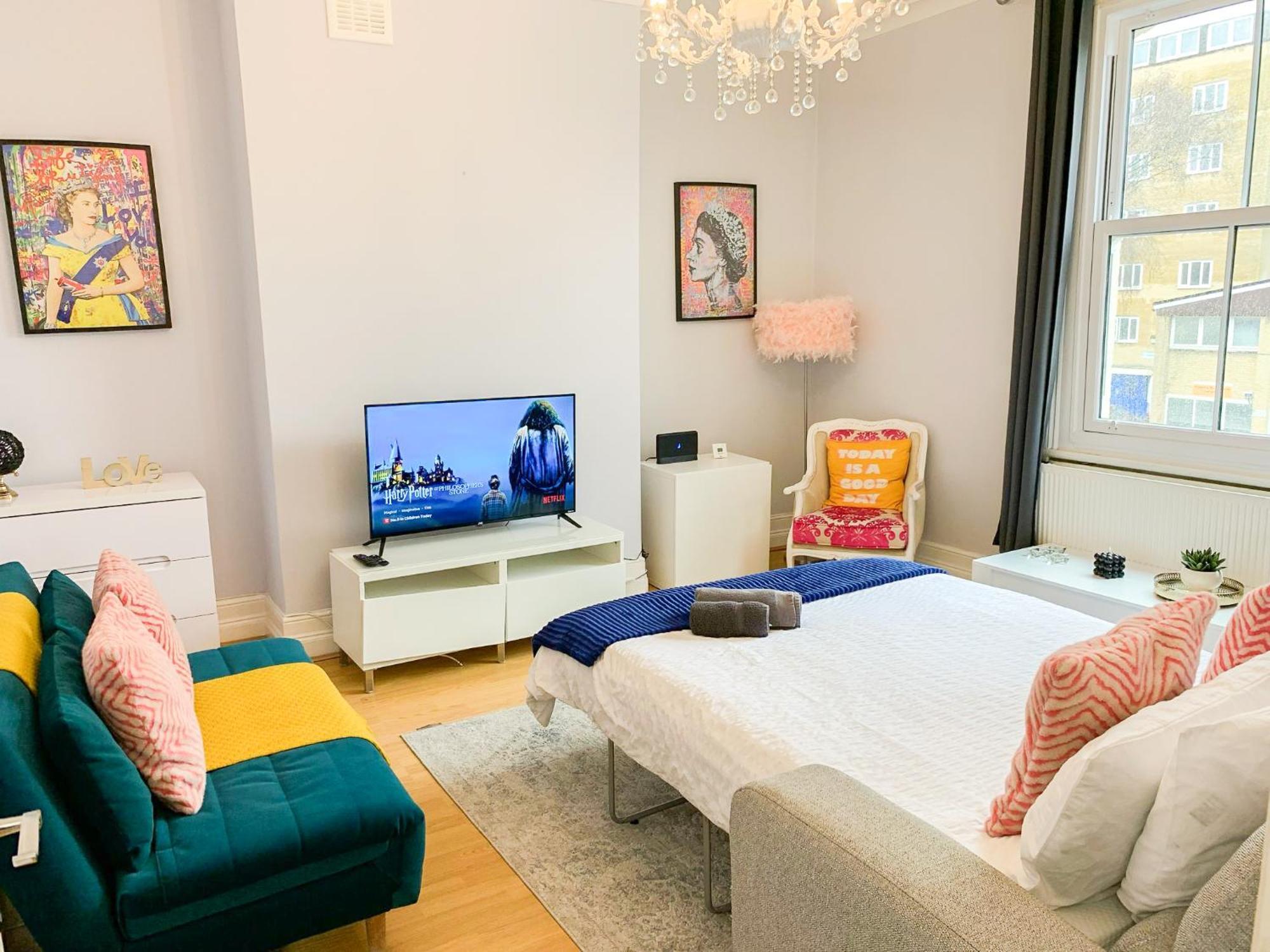 Enticing 2 Bedroom Flat With Mini-garden In Hackney, Lower Clapton Apartment