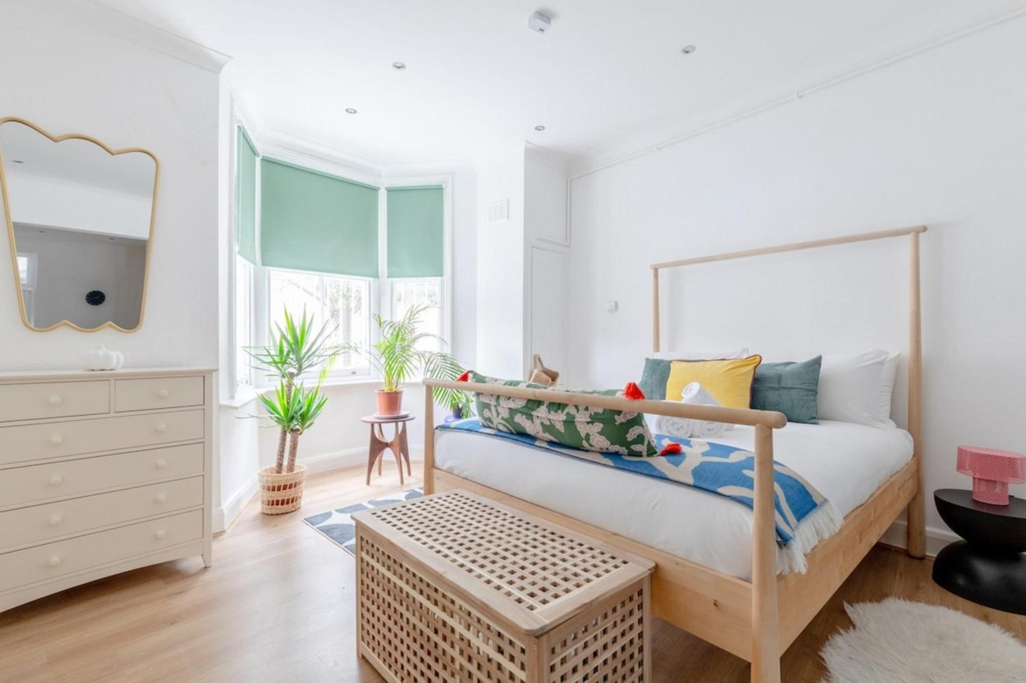 & Charmingly Curated 1bd Wifi Fulham Apartment