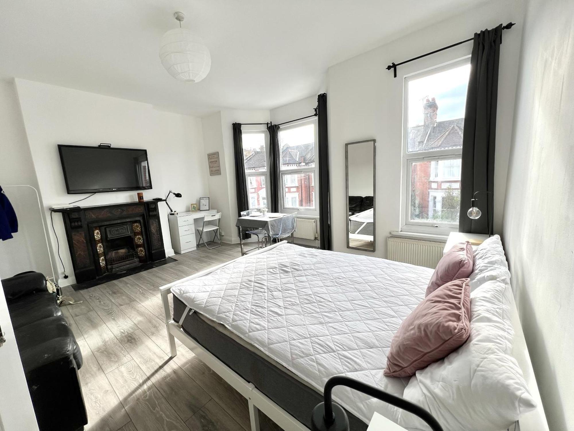 Westfield Shepherds Bush Guest house *