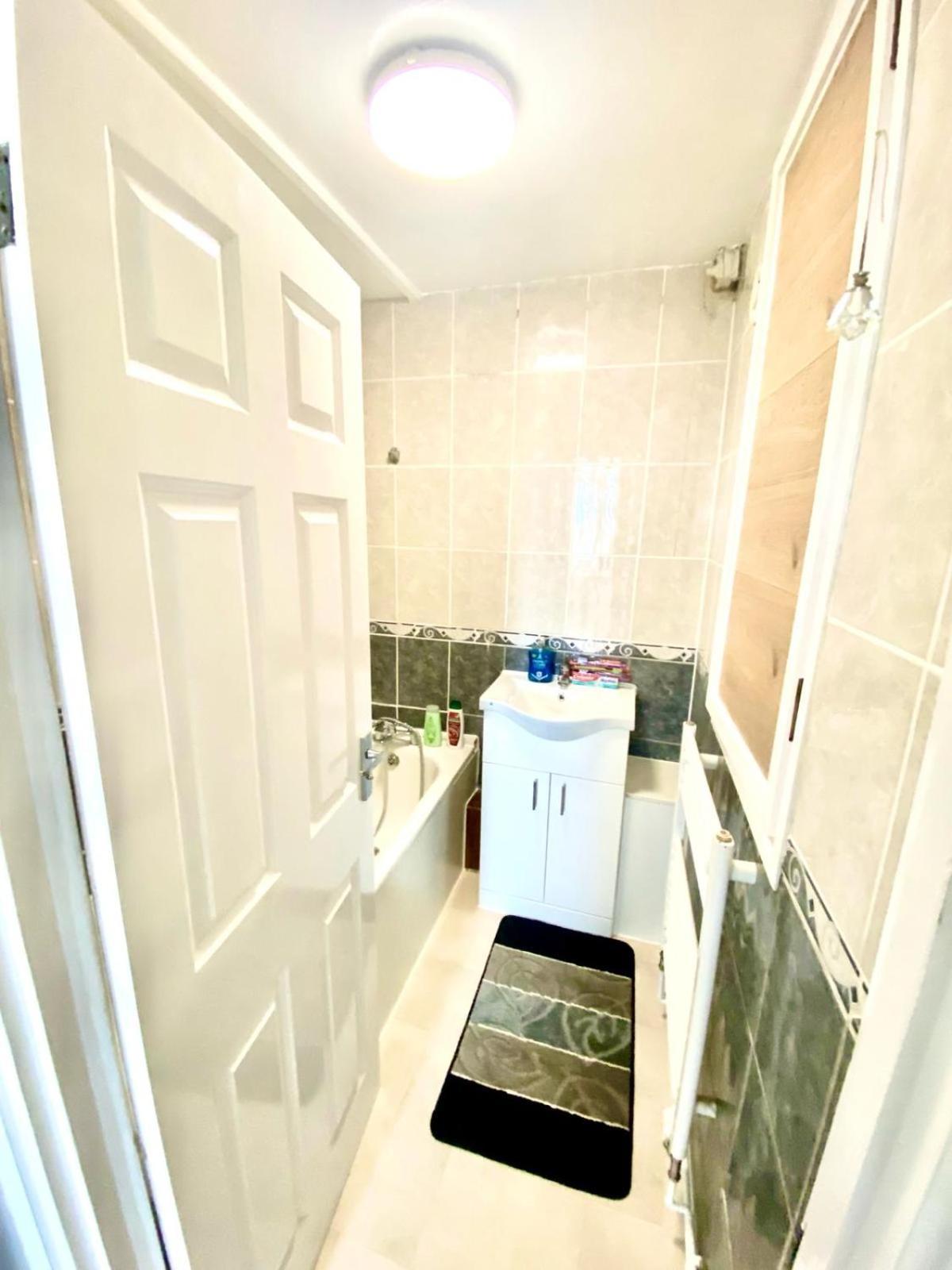 Apartment Comfy Two Bedroom Flat Edgeware Road In London
