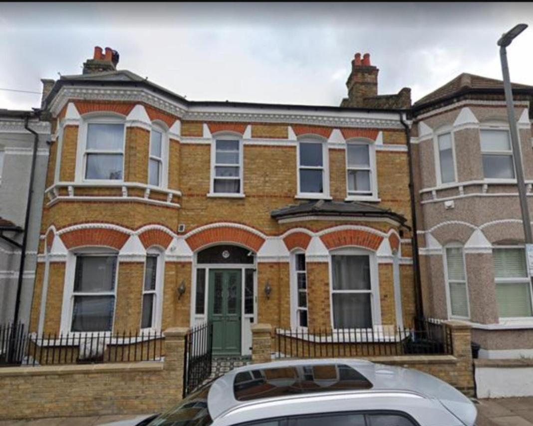 20 Mins To Central London, Stylish Sky Views 2 Bed * Londen