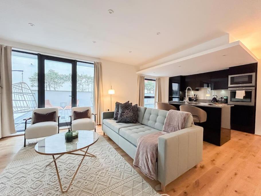 Stylish 2 Bed With Large Terrace Apartment *