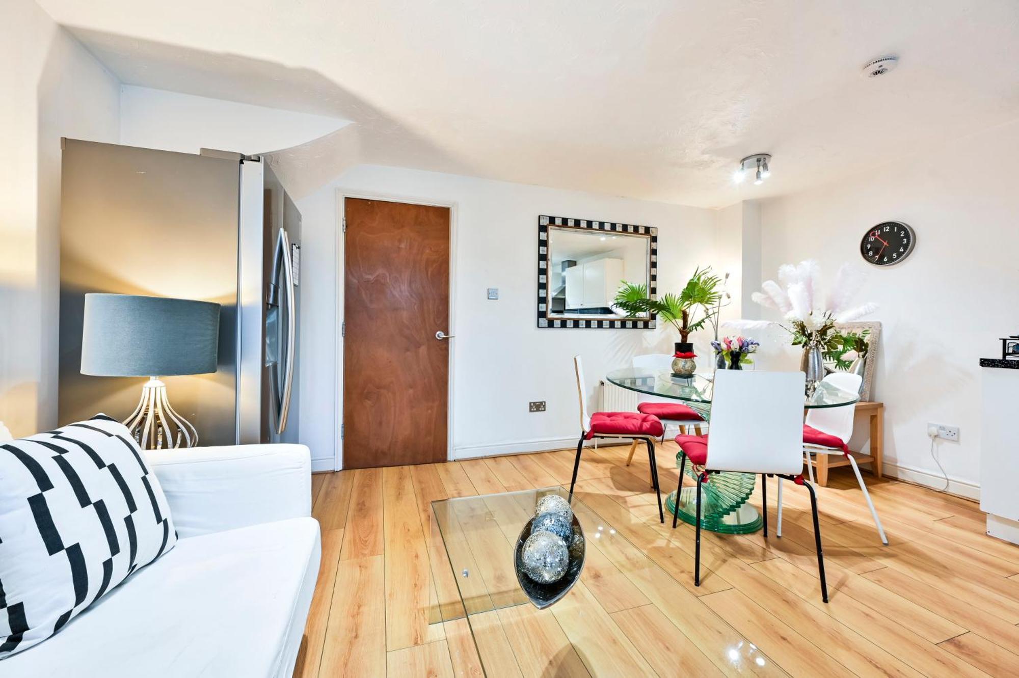 Destination Docklands Apartment *