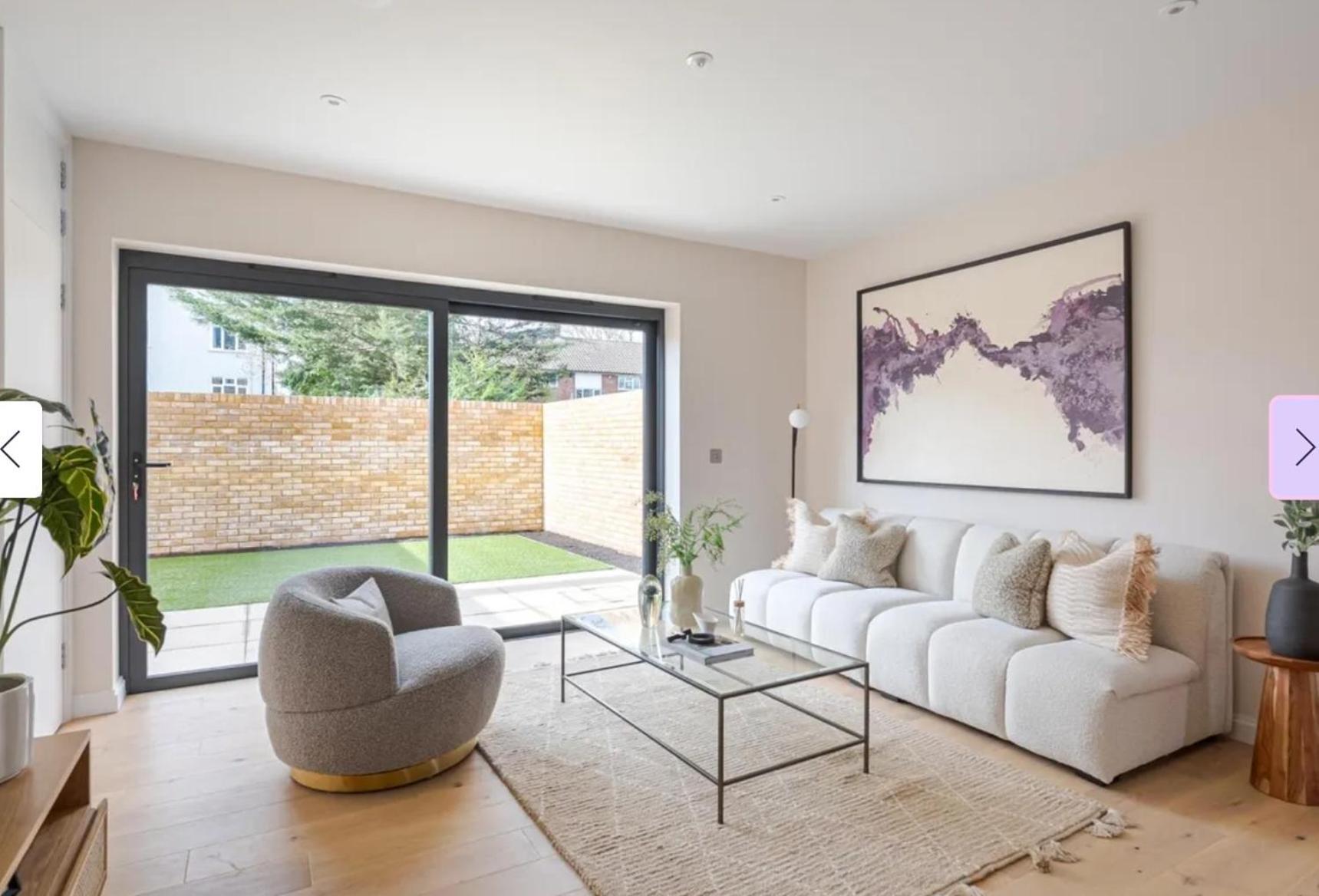 Kings Mews Elegance: City Sparrow's Premier 2-bedroom Residences Apartment *