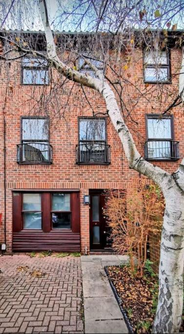 Vakantiehuis Quiet 4 Bedroom House Between Camden & Kings Cross Londen