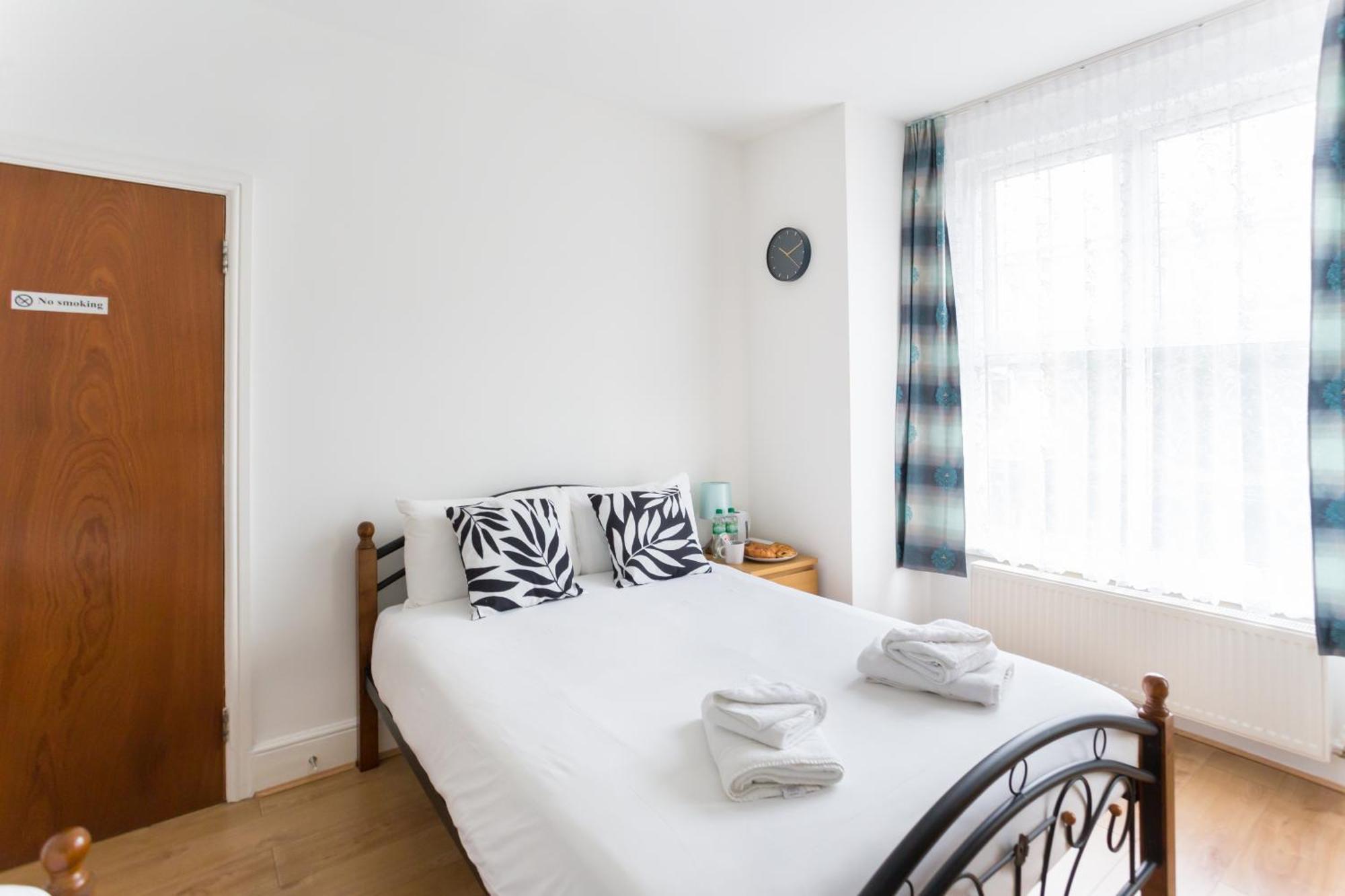 Wood Budget - Next To Mall & Metro Station - 10 Min To Center London