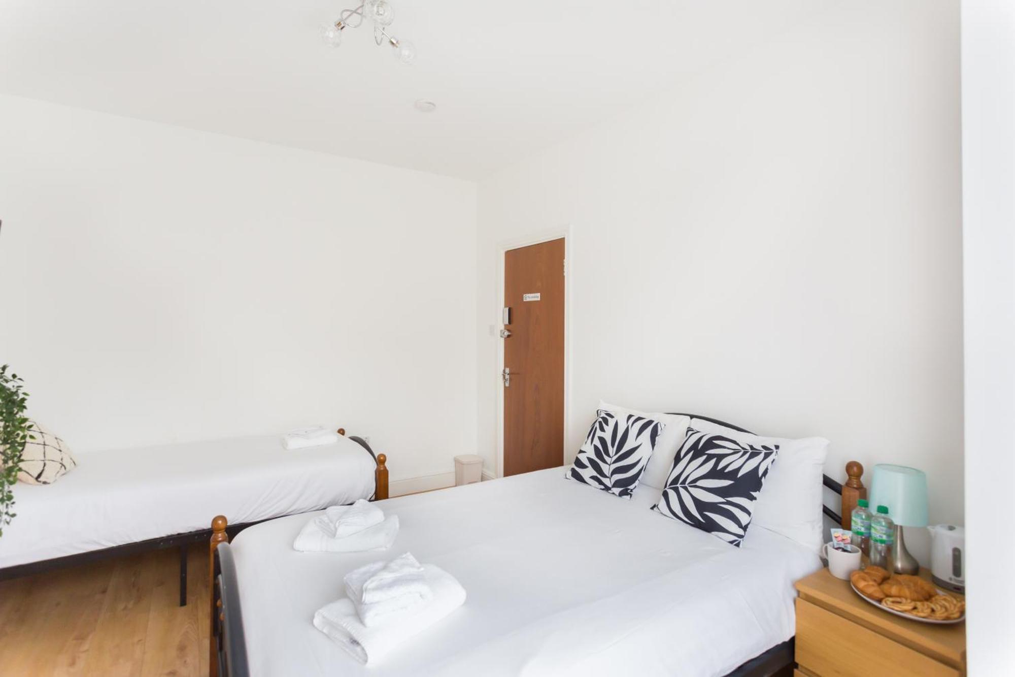 Holiday home Wood Budget - Next To Mall & Metro Station - 10 Min To Center London