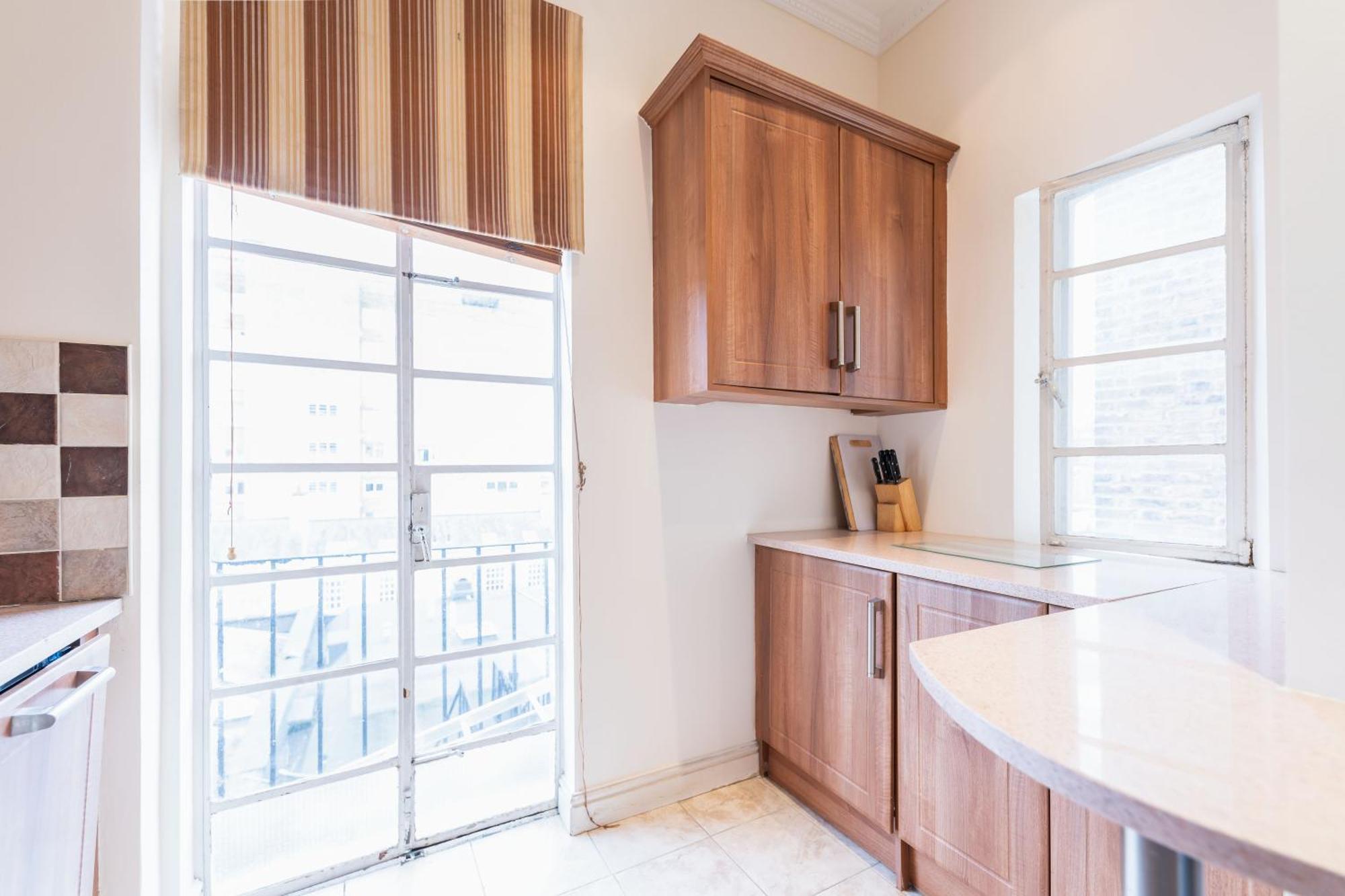 Luxury 4 Bedroom Flat In Sussex Gardens Appartement Londen