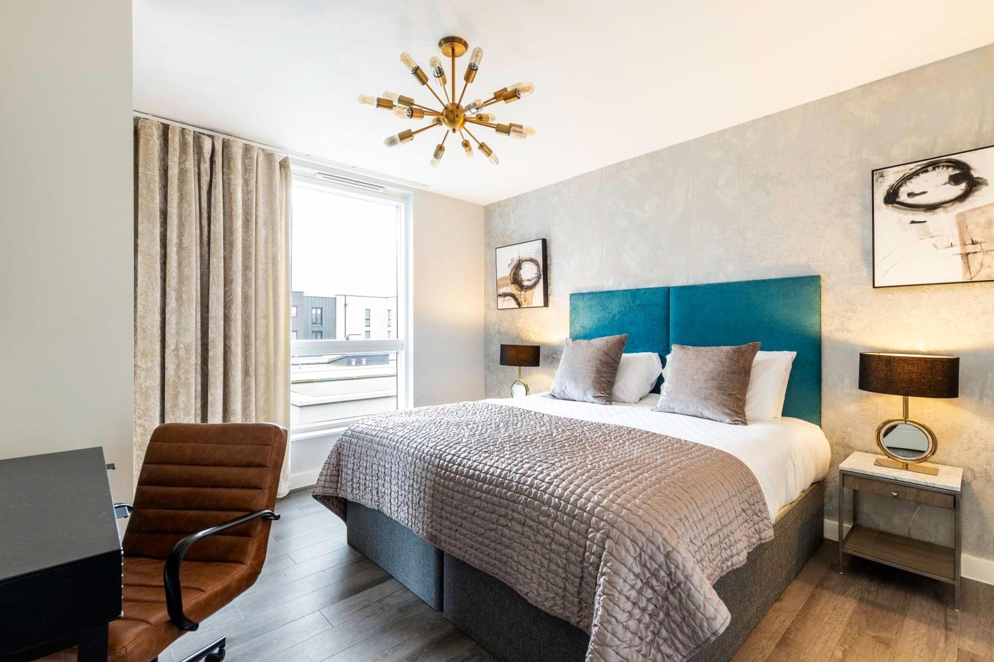 Showroom Splendour, Luxe Elegance Apartment London