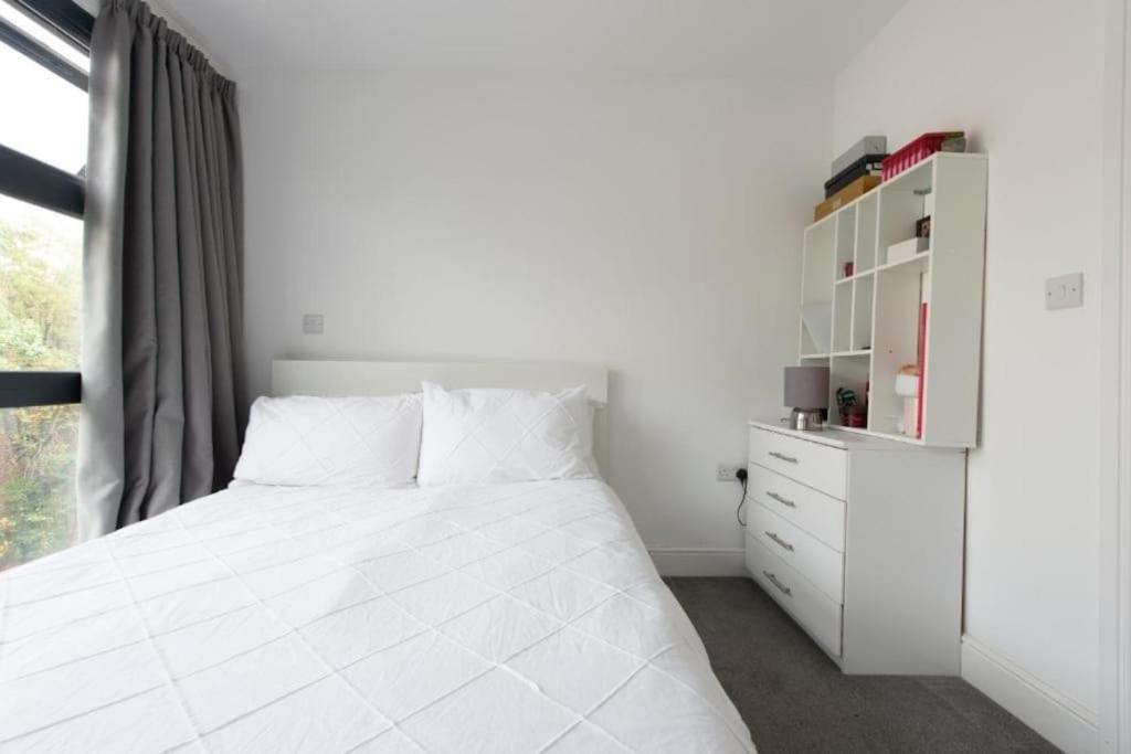 Apartment Modern Large 2 Bed Near Station London