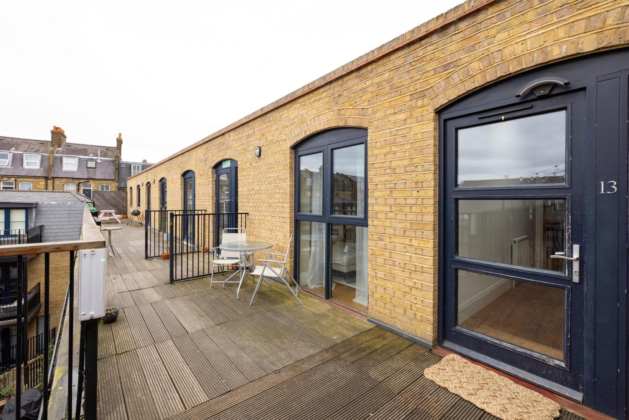 The Tooting Hideout - Dazzling 3bdr Flat With Balcony *