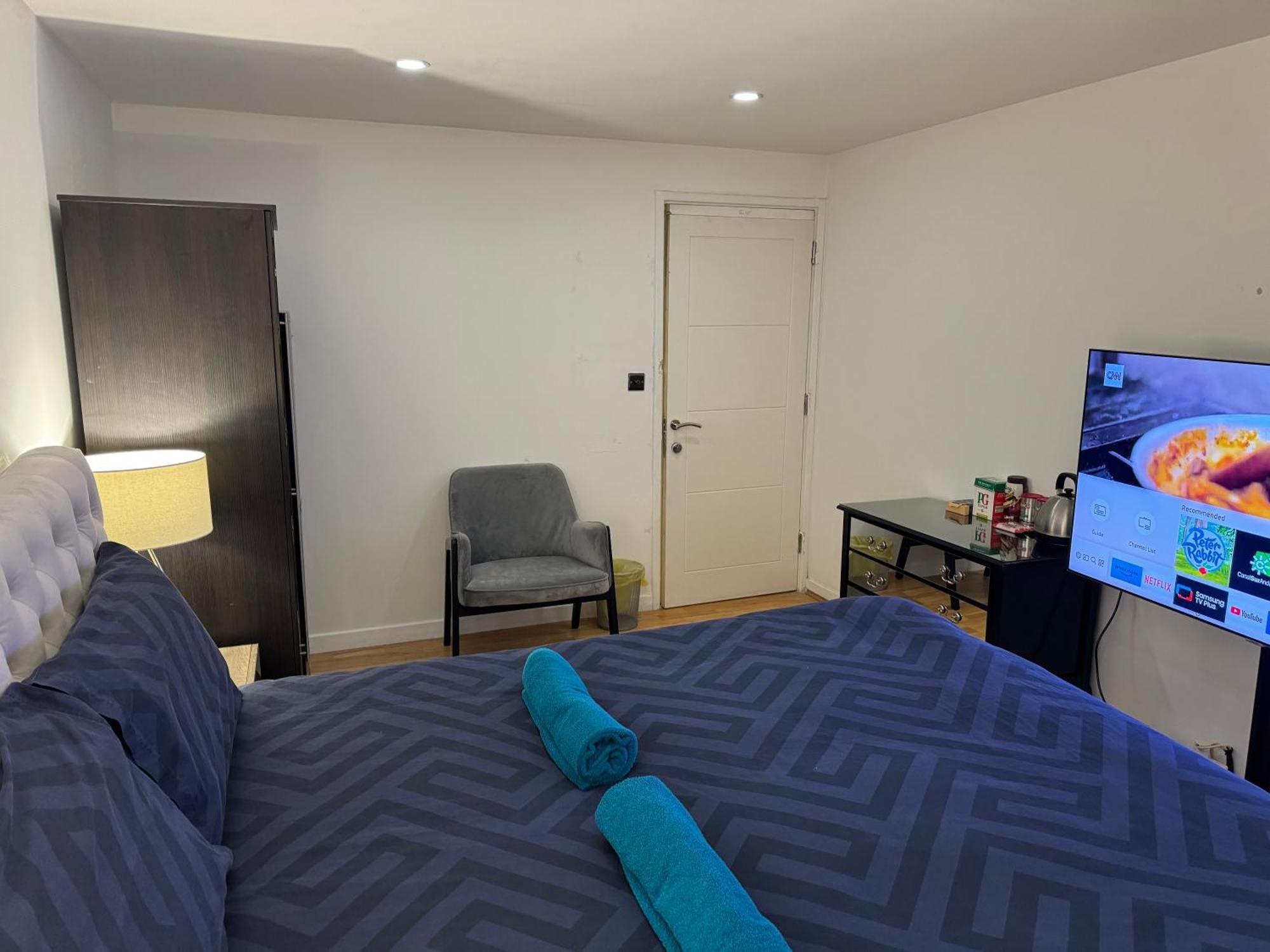 Homestay Specious Double With King Size Bed *