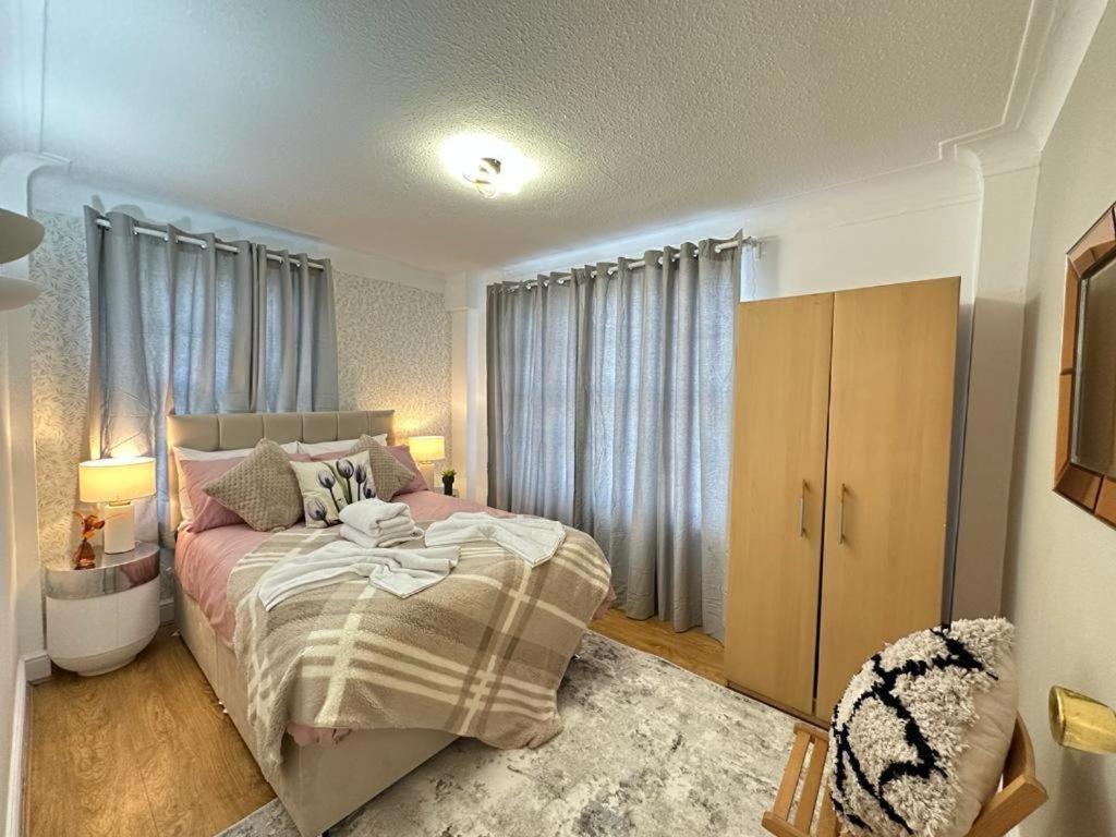Hyde Park Three Bedroom Appartement *