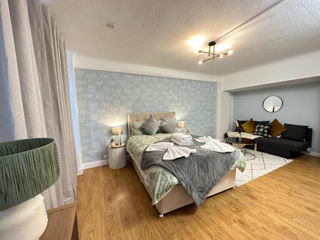 Hyde Park Three Bedroom *