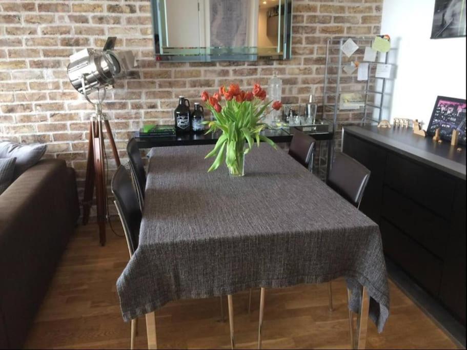 Modern 2-bed 5 Mins From Bridge Londen