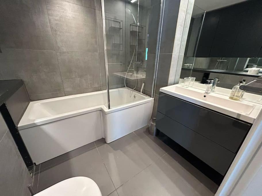 Appartement Modern 2-bed 5 Mins From Bridge Londen