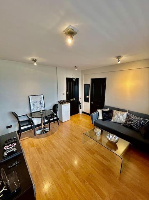 Chelsea Cloisters - One Bedroom Serviced Apartment London