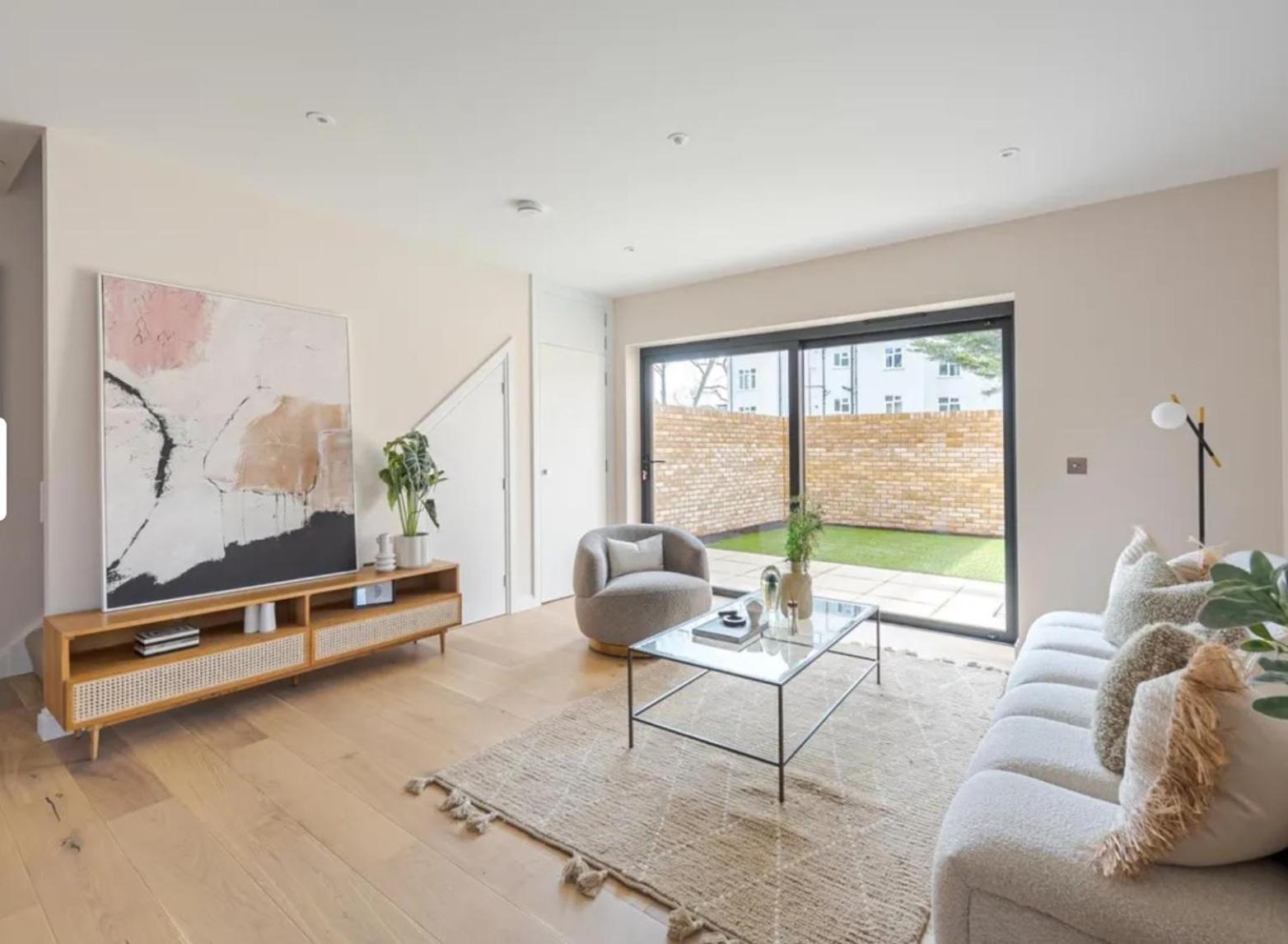 Apartment Kings Mews Elegance: City Sparrow's Premier 2-bedroom Residences *