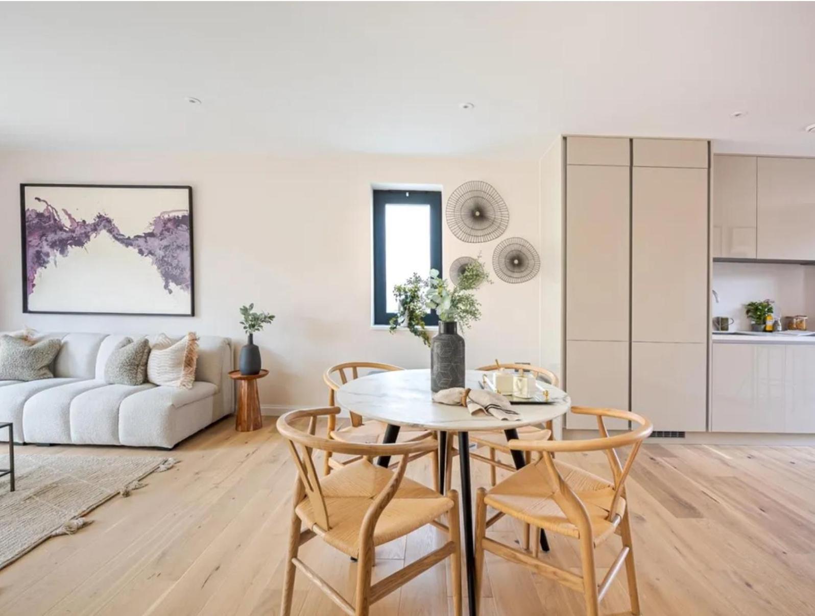 Apartment Kings Mews Elegance: City Sparrow's Premier 2-bedroom Residences *