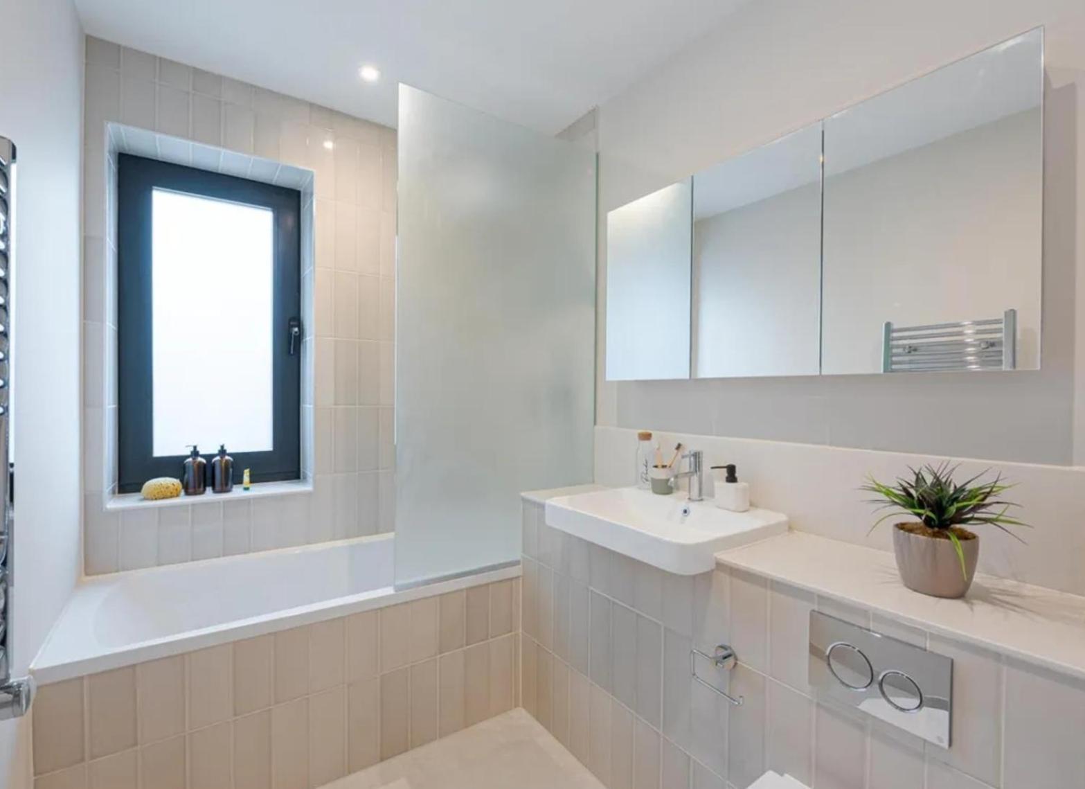Kings Mews Elegance: City Sparrow's Premier 2-bedroom Residences Apartment London