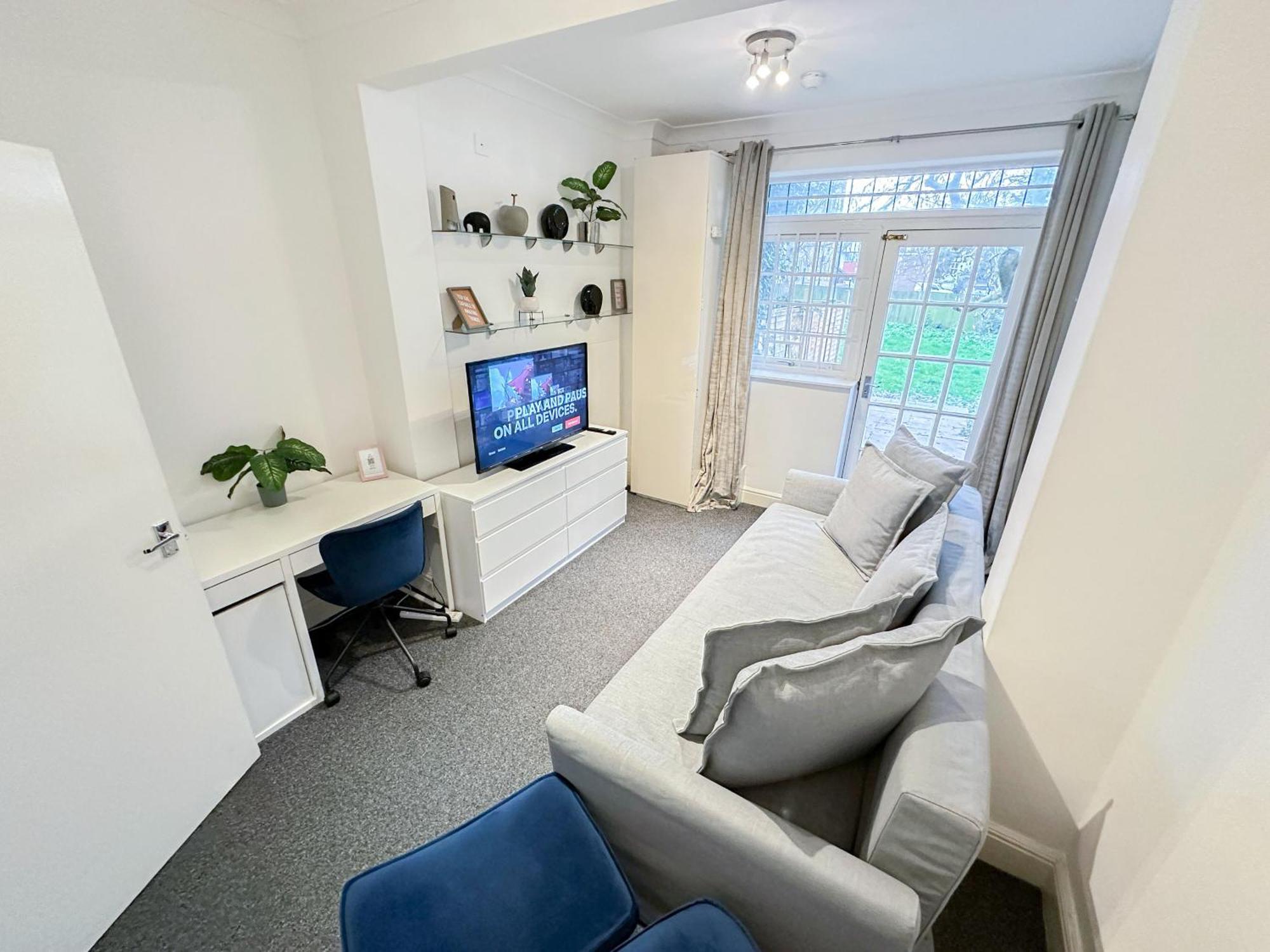 Cosy Near Hampstead Heath With Free On-site Parking & Private Gardens, Golders Green *