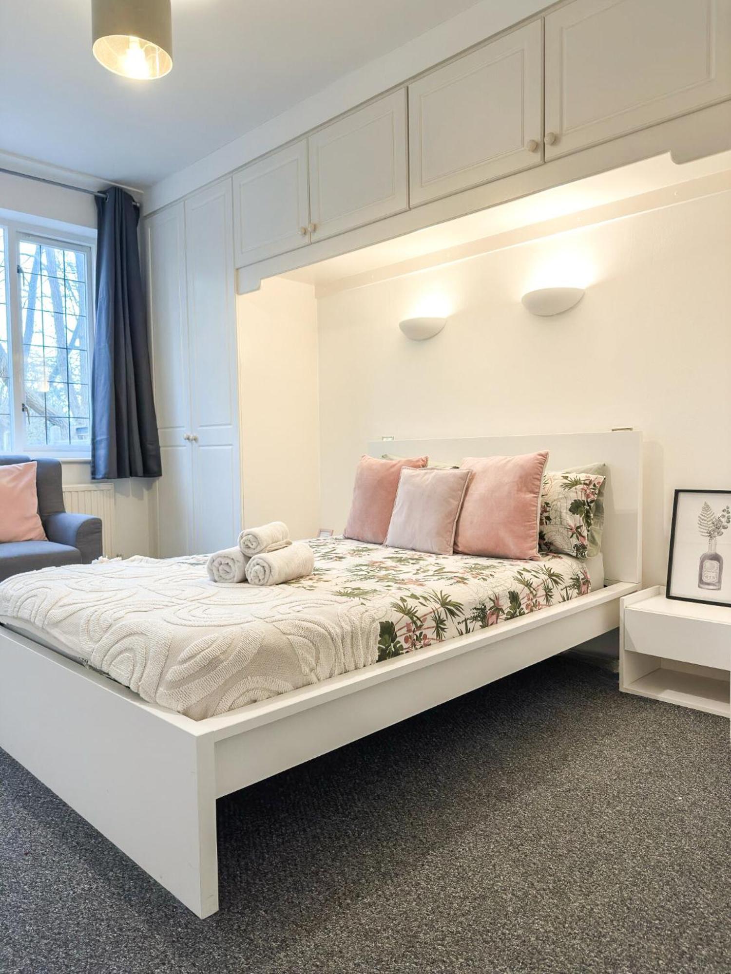 Cosy Near Hampstead Heath With Free On-site Parking & Private Gardens, Golders Green